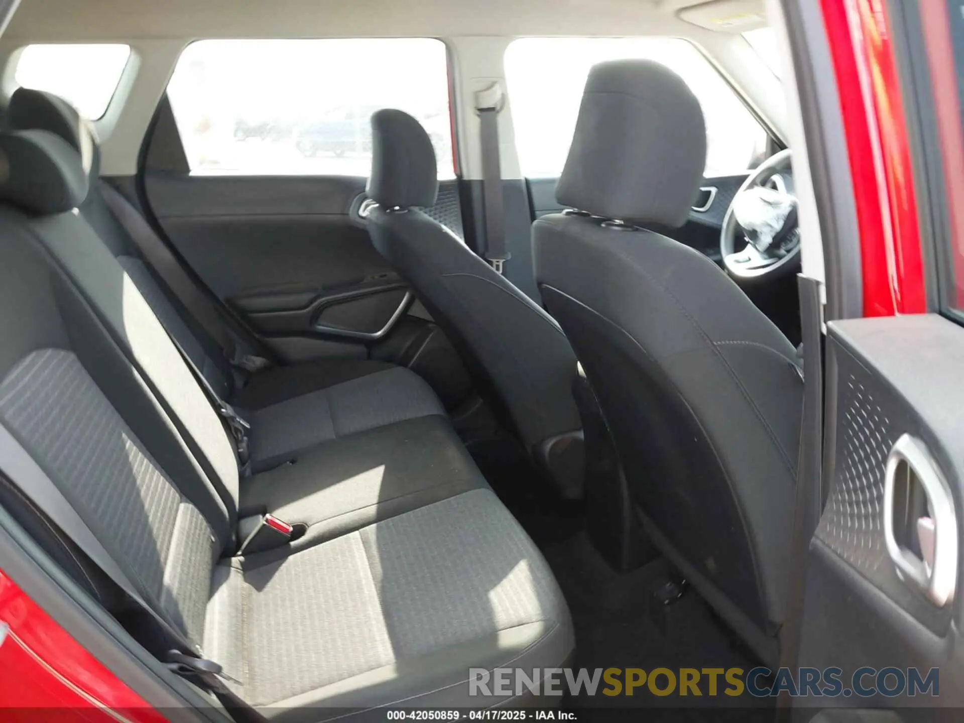 8 fotografías del automóvil dañado KNDJ23AU6M7124255 KIA SOUL 2021