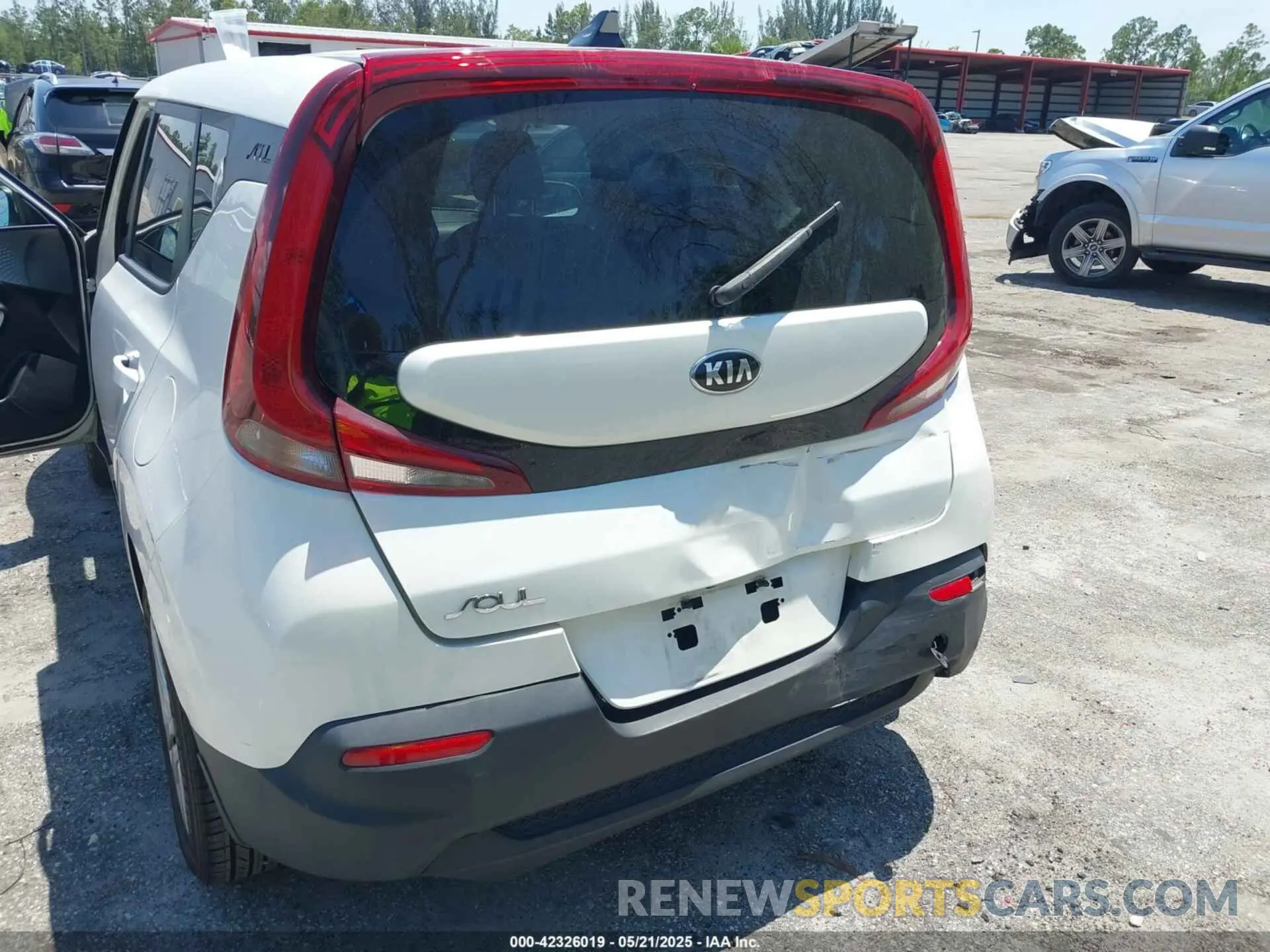 12 fotografías del automóvil dañado KNDJ23AU6M7146076 KIA SOUL 2021