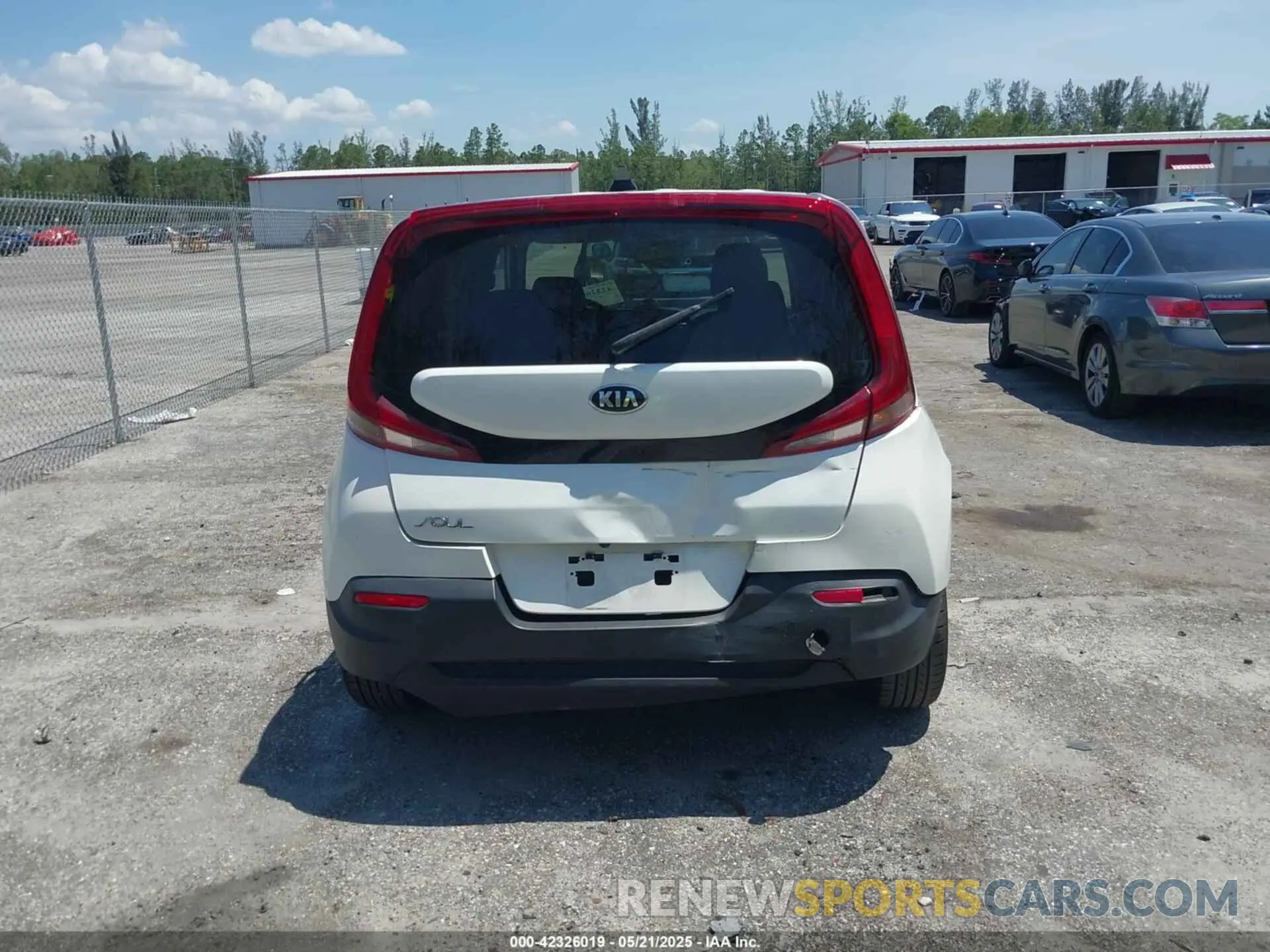 17 fotografías del automóvil dañado KNDJ23AU6M7146076 KIA SOUL 2021
