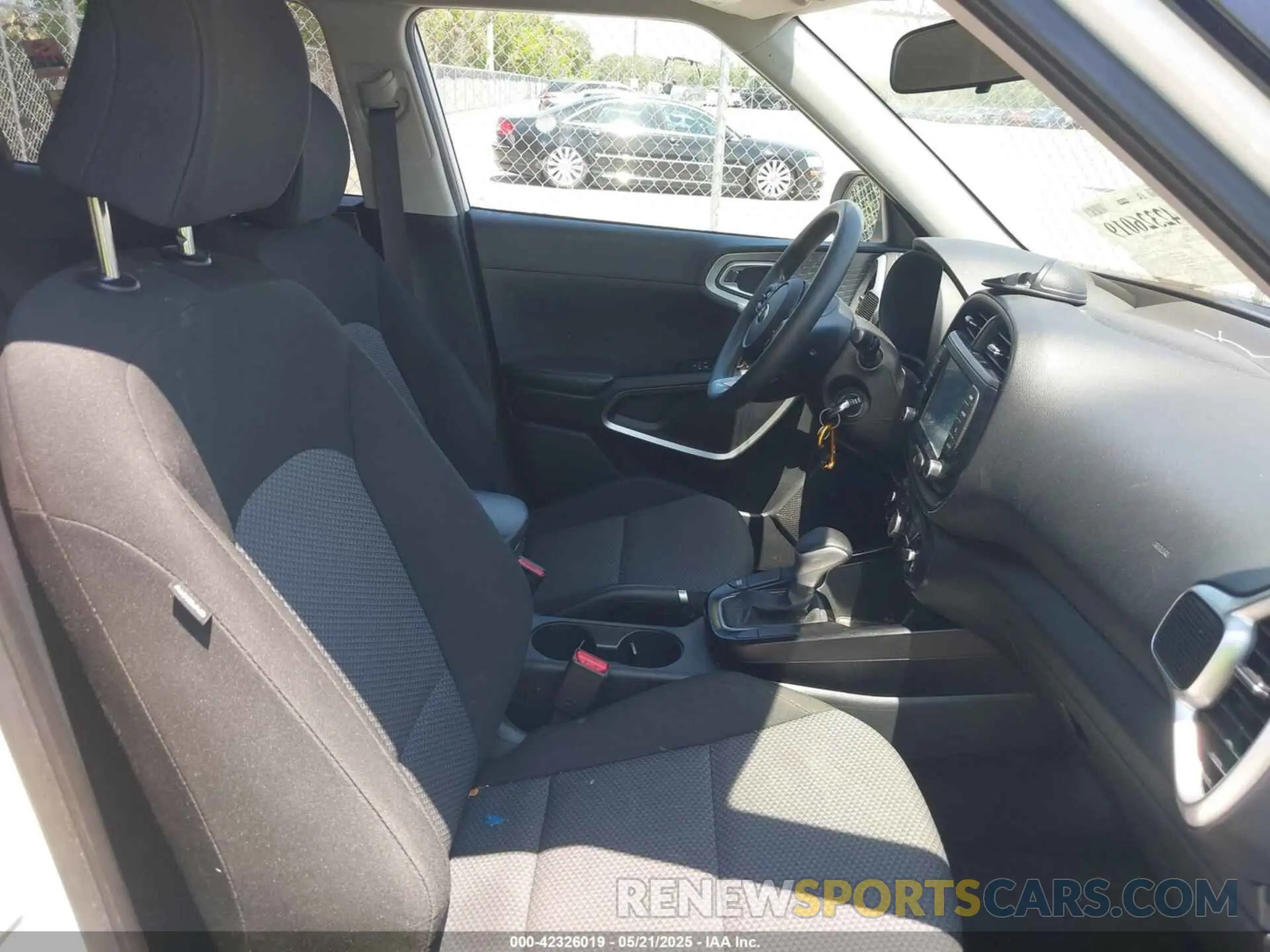 5 fotografías del automóvil dañado KNDJ23AU6M7146076 KIA SOUL 2021
