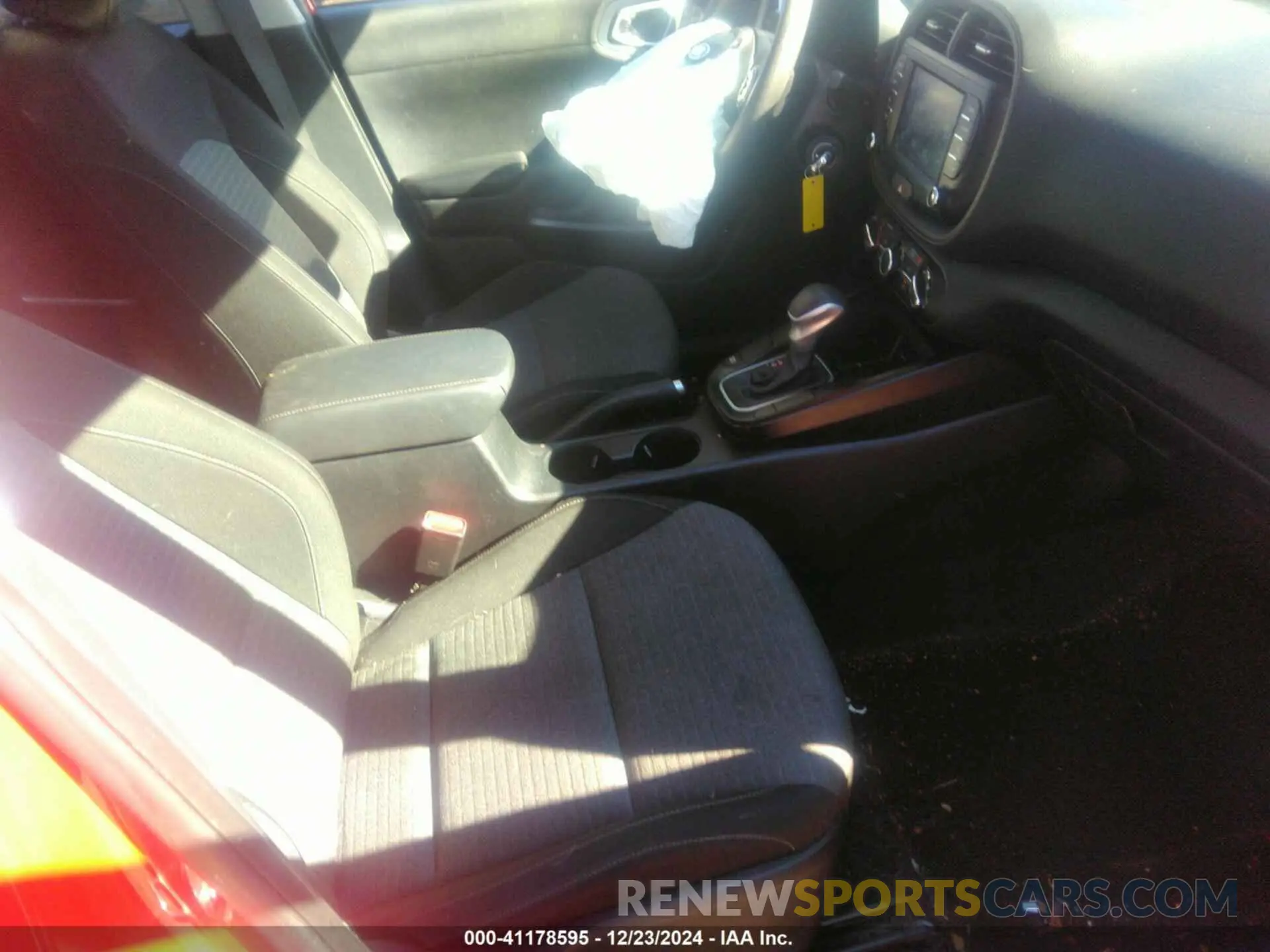 5 fotografías del automóvil dañado KNDJ23AU6M7748122 KIA SOUL 2021