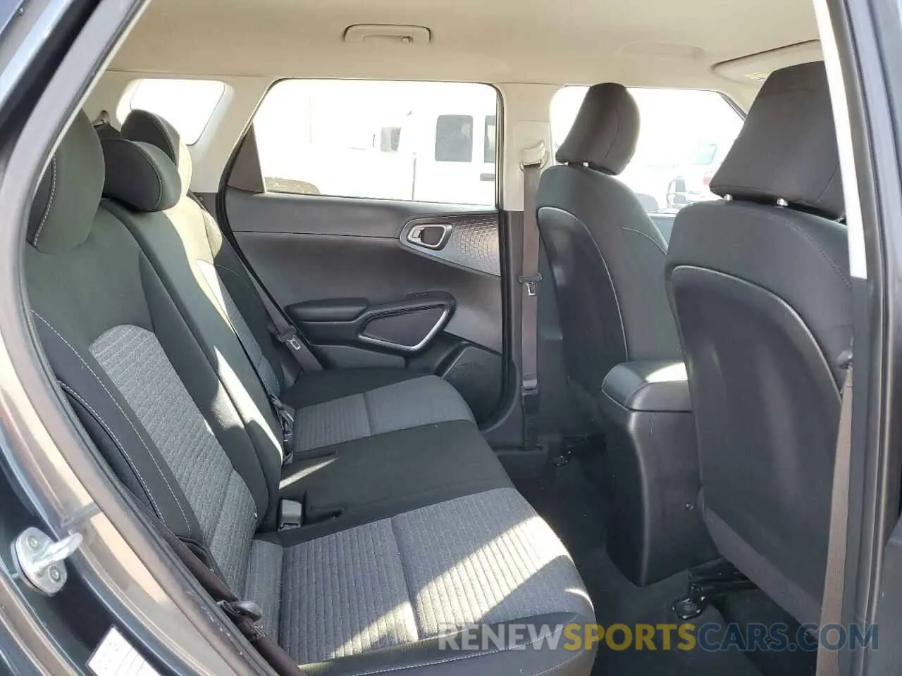 11 fotografías del automóvil dañado KNDJ23AU6M7775272 KIA SOUL 2021