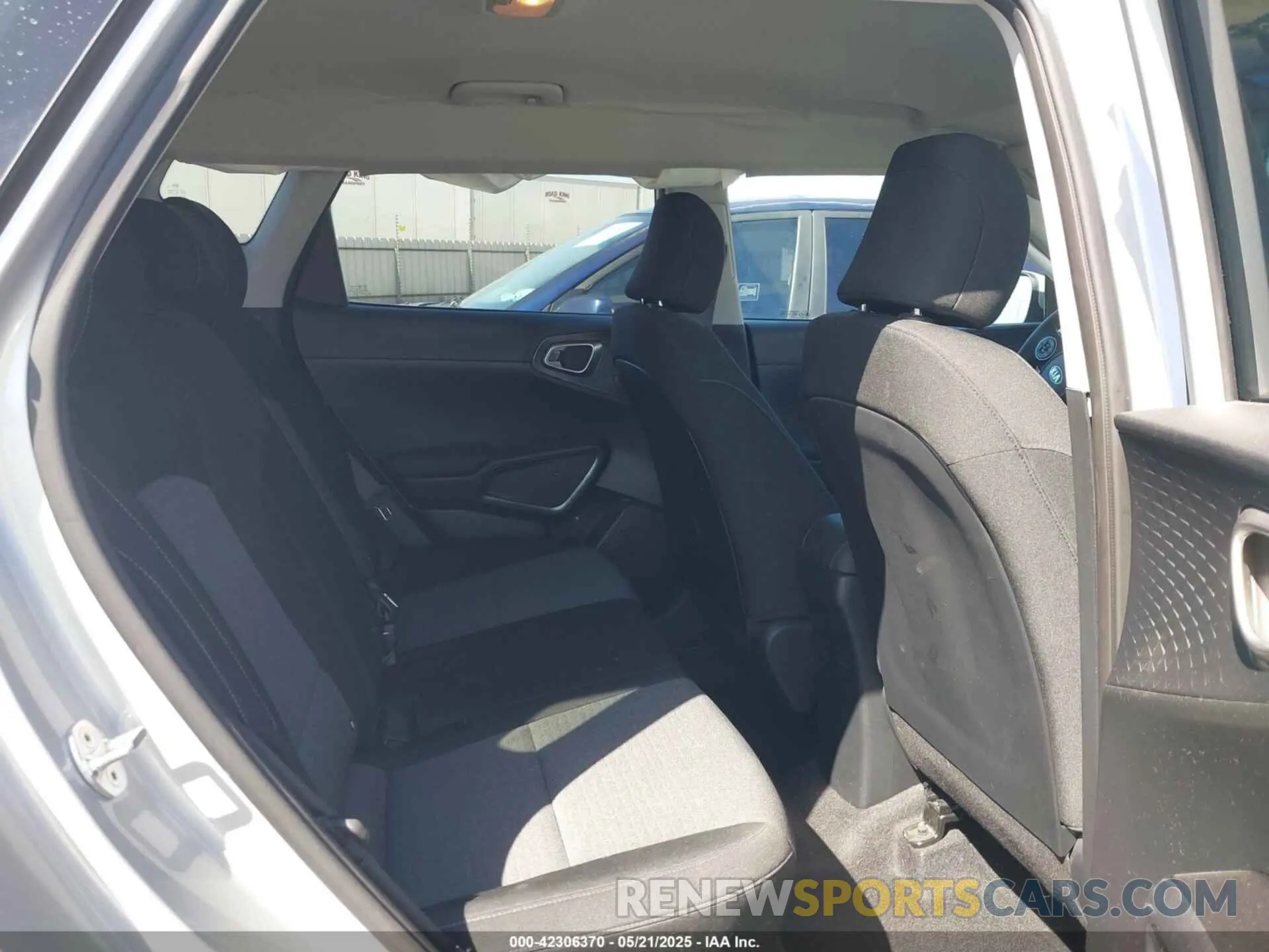 8 fotografías del automóvil dañado KNDJ23AU6M7793805 KIA SOUL 2021