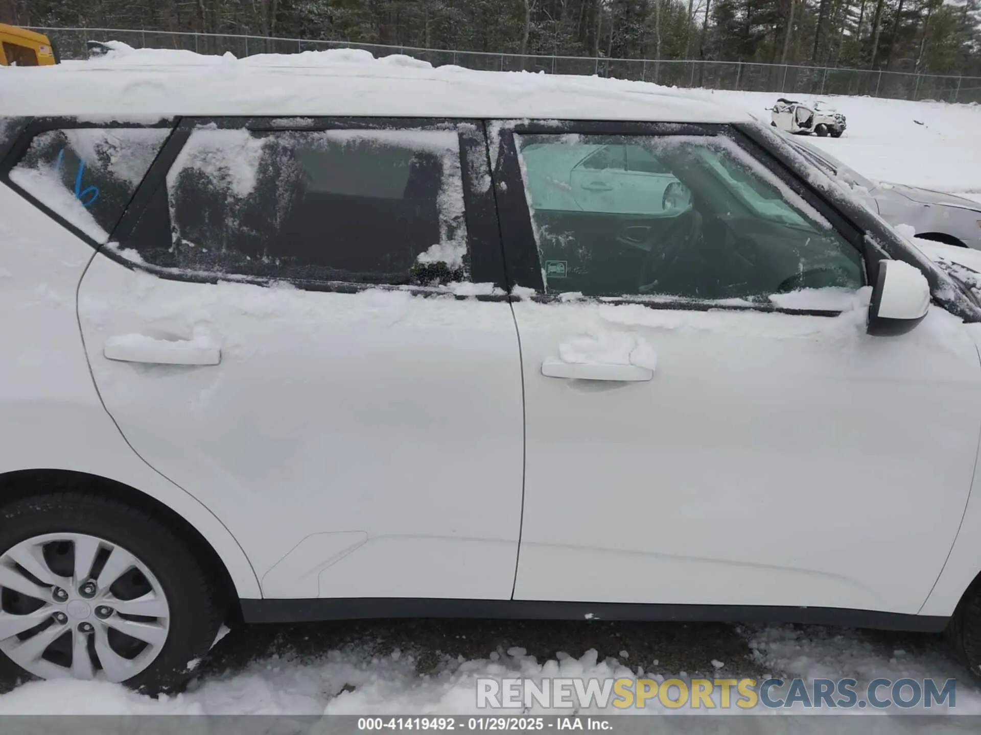 13 fotografías del automóvil dañado KNDJ23AU7M7767813 KIA SOUL 2021