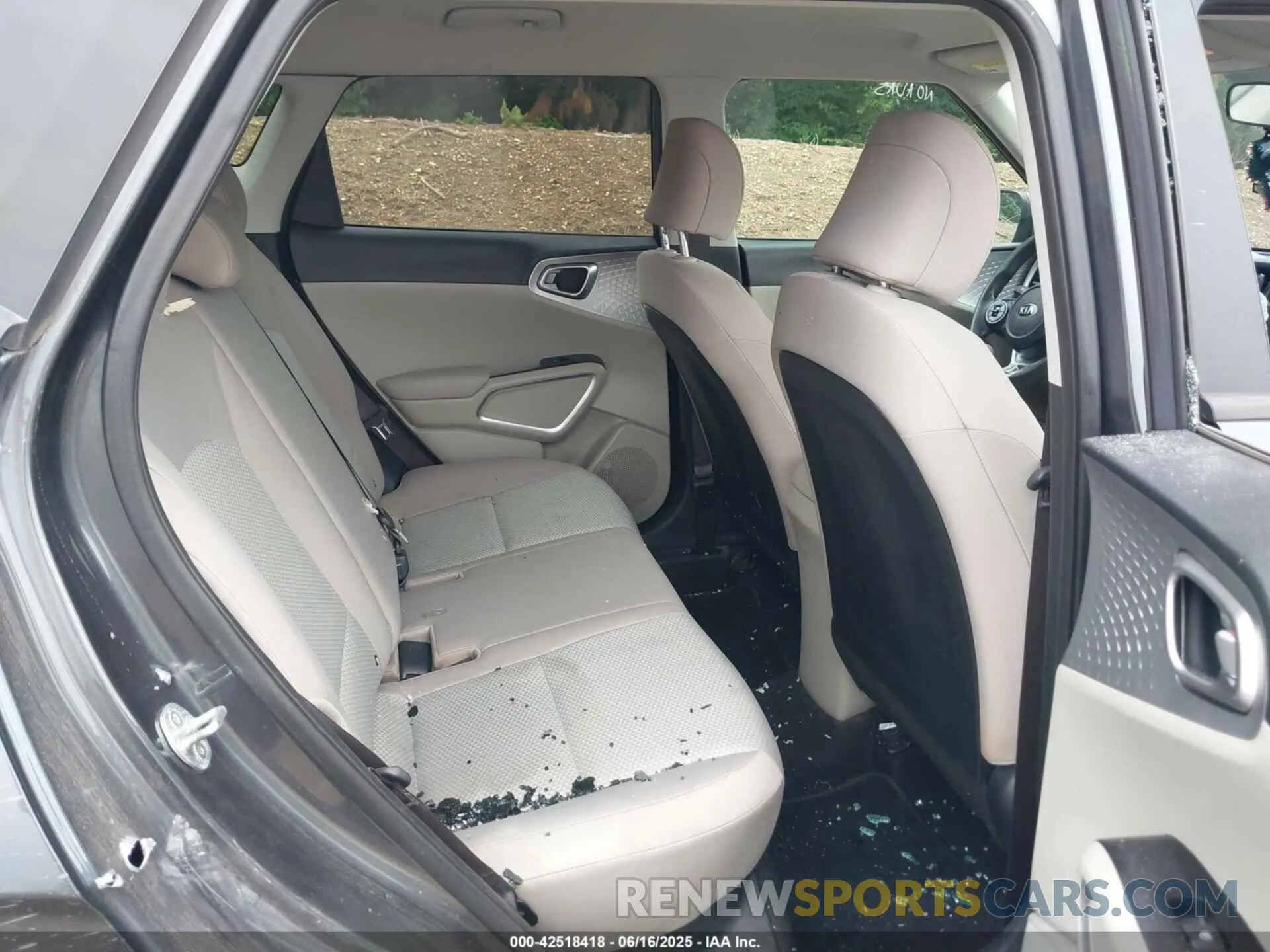 8 fotografías del automóvil dañado KNDJ23AU8M7774950 KIA SOUL 2021