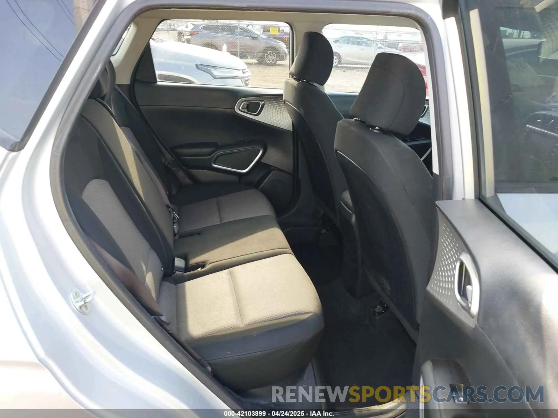 8 fotografías del automóvil dañado KNDJ23AU9M7793409 KIA SOUL 2021