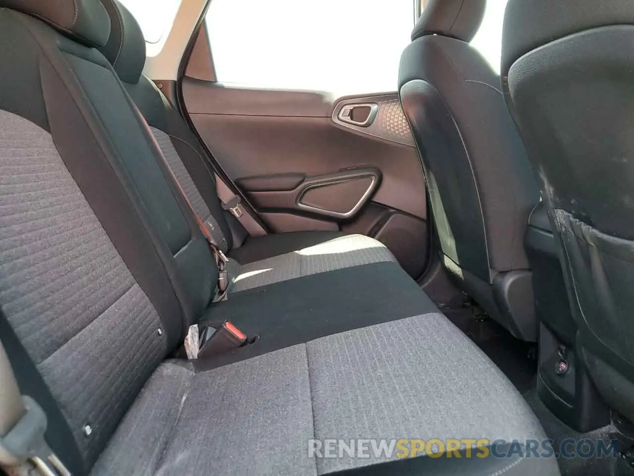 11 fotografías del automóvil dañado KNDJ33AU1M7750633 KIA SOUL 2021