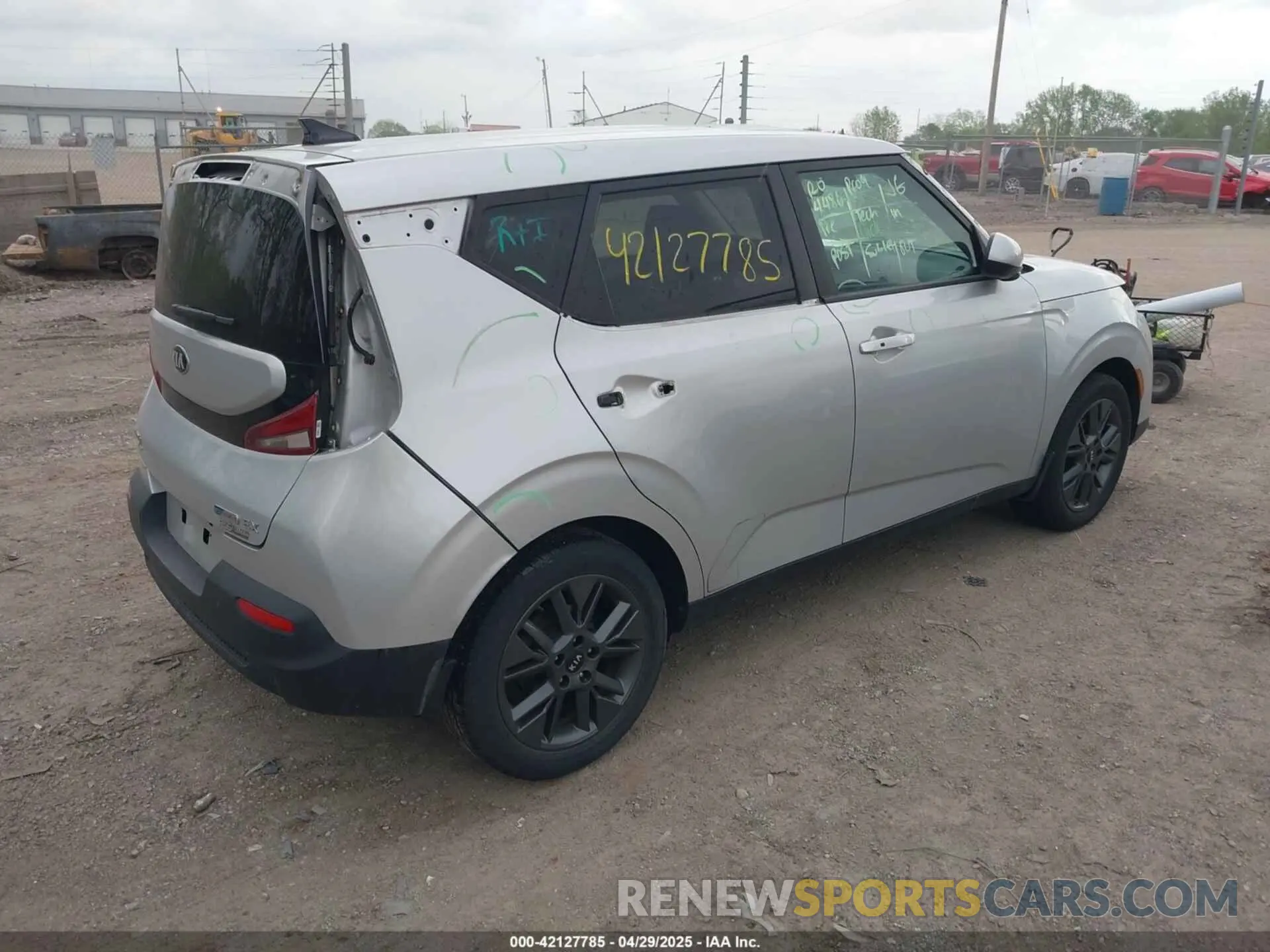 4 fotografías del automóvil dañado KNDJ33AU1M7756092 KIA SOUL 2021