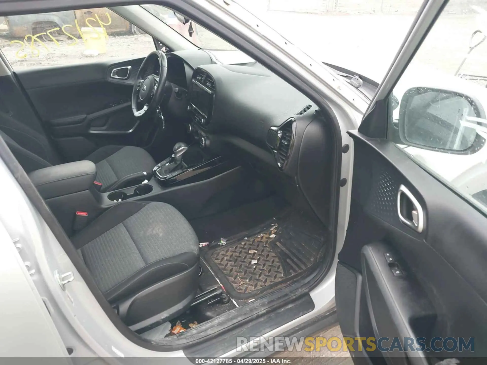 5 fotografías del automóvil dañado KNDJ33AU1M7756092 KIA SOUL 2021