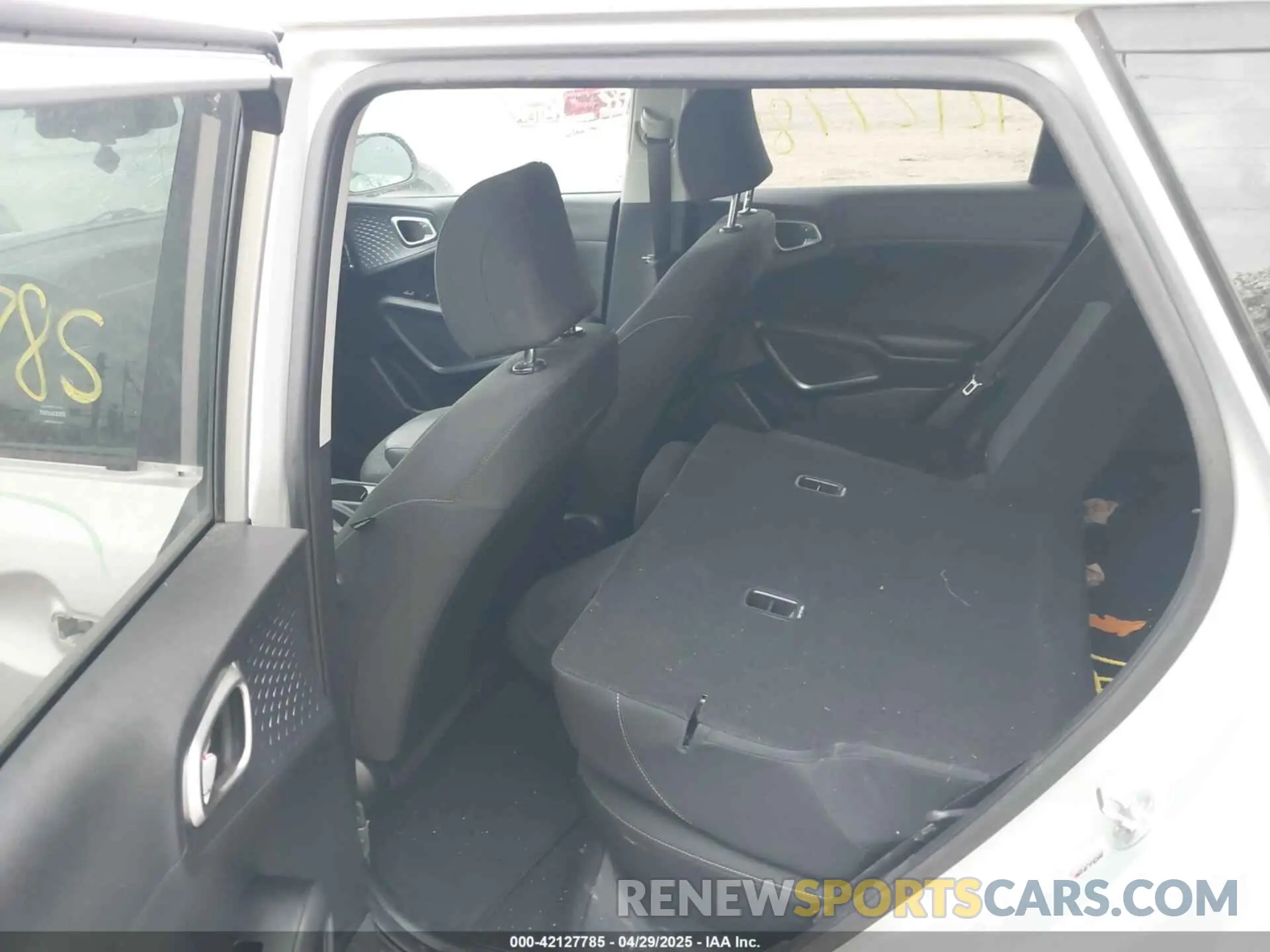 8 fotografías del automóvil dañado KNDJ33AU1M7756092 KIA SOUL 2021