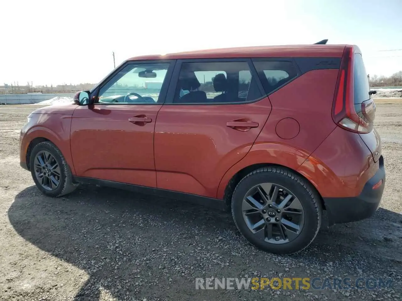 2 fotografías del automóvil dañado KNDJ33AU6M7756945 KIA SOUL 2021