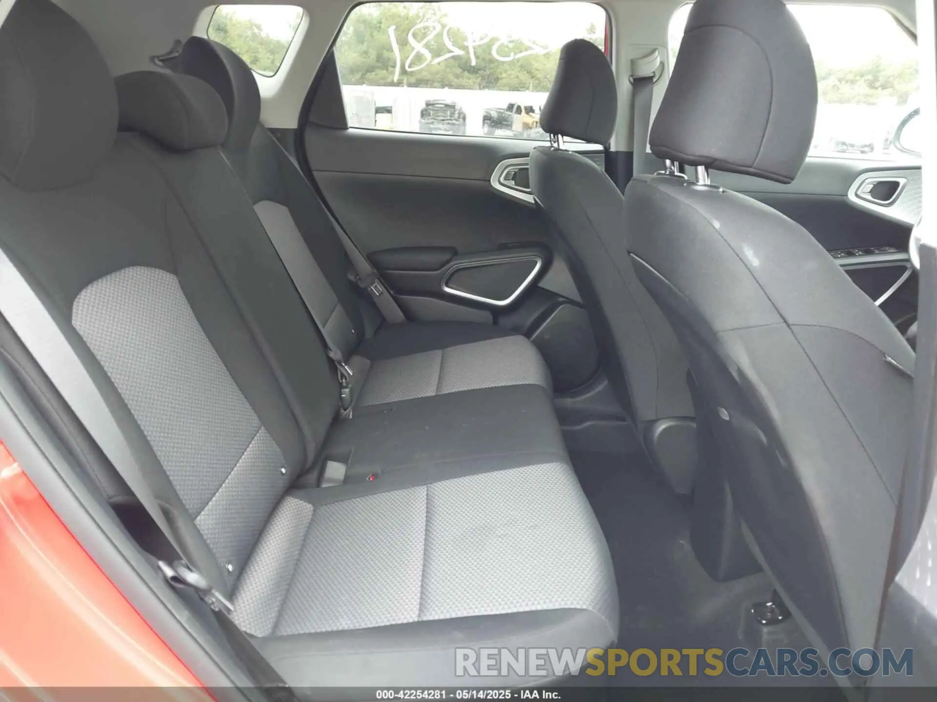 8 fotografías del automóvil dañado KNDJ23AU0N7183271 KIA SOUL 2022