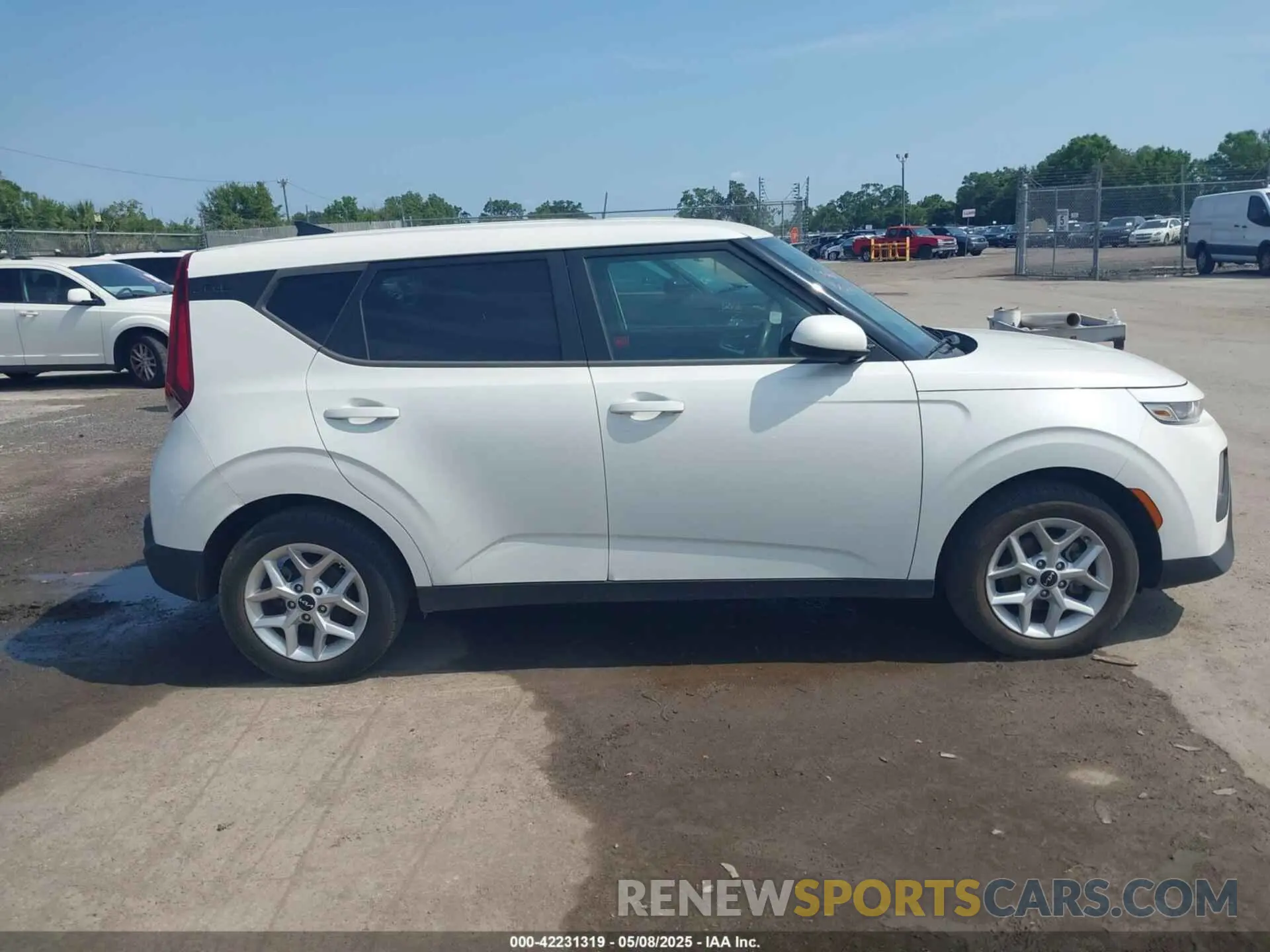 13 fotografías del automóvil dañado KNDJ23AU5N7155885 KIA SOUL 2022