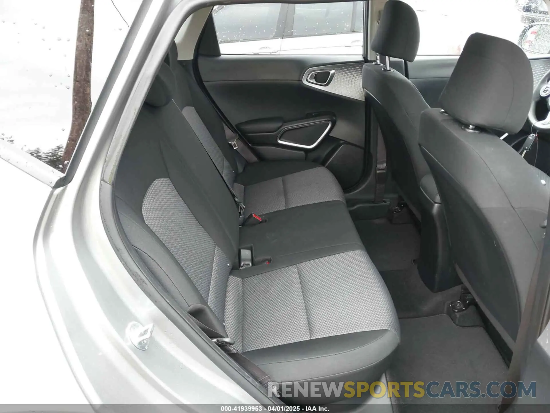 8 fotografías del automóvil dañado KNDJ23AU7N7825856 KIA SOUL 2022