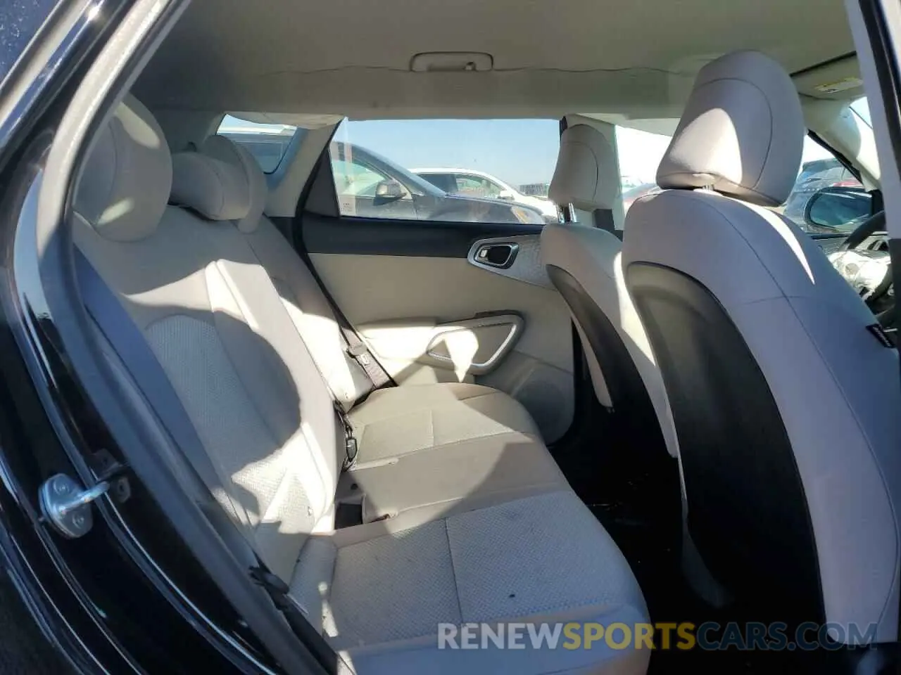 10 fotografías del automóvil dañado KNDJ23AU8N7183664 KIA SOUL 2022