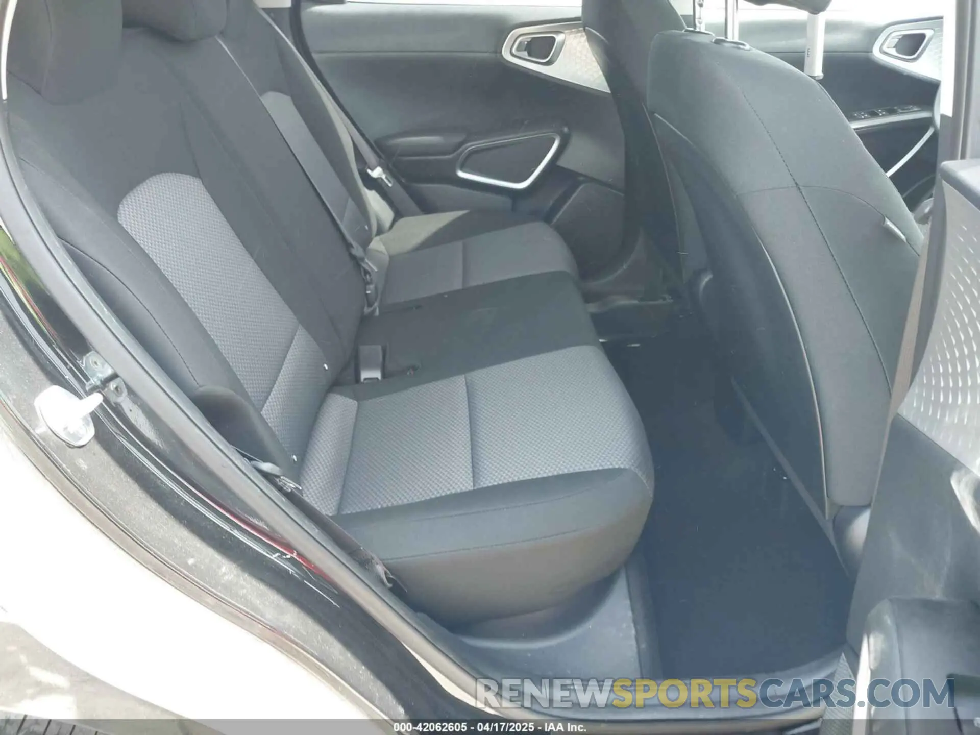 8 fotografías del automóvil dañado KNDJ23AUXN7804564 KIA SOUL 2022