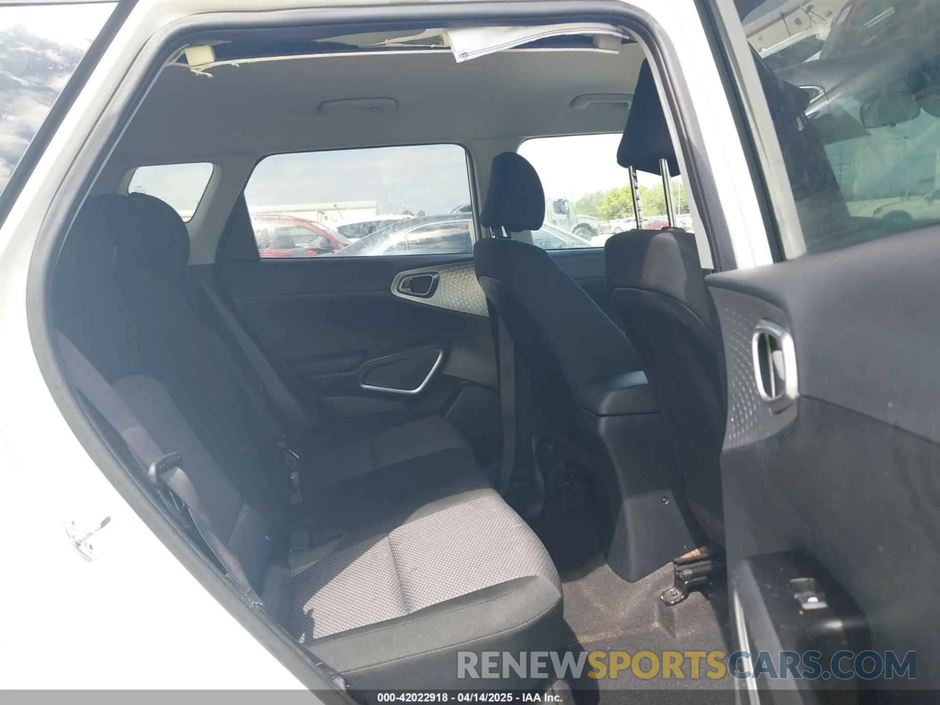 8 fotografías del automóvil dañado KNDJ23AU0P7861374 KIA SOUL 2023