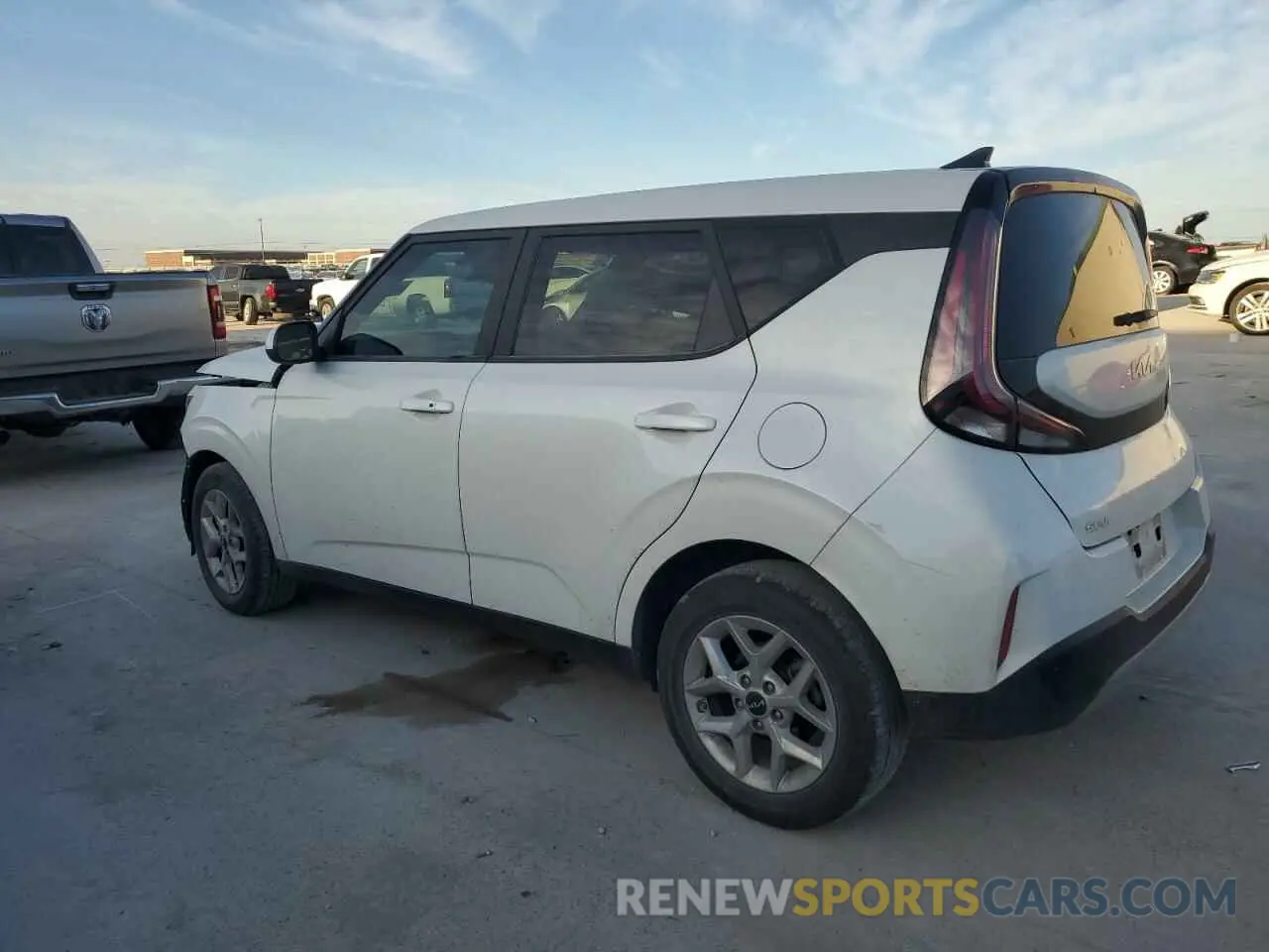2 fotografías del automóvil dañado KNDJ23AU4P7863662 KIA SOUL 2023