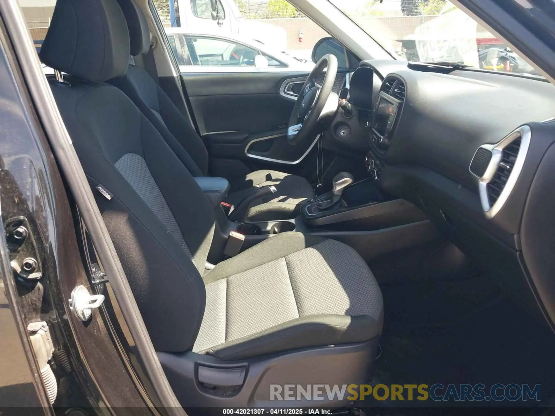 5 fotografías del automóvil dañado KNDJ23AU9P7889125 KIA SOUL 2023