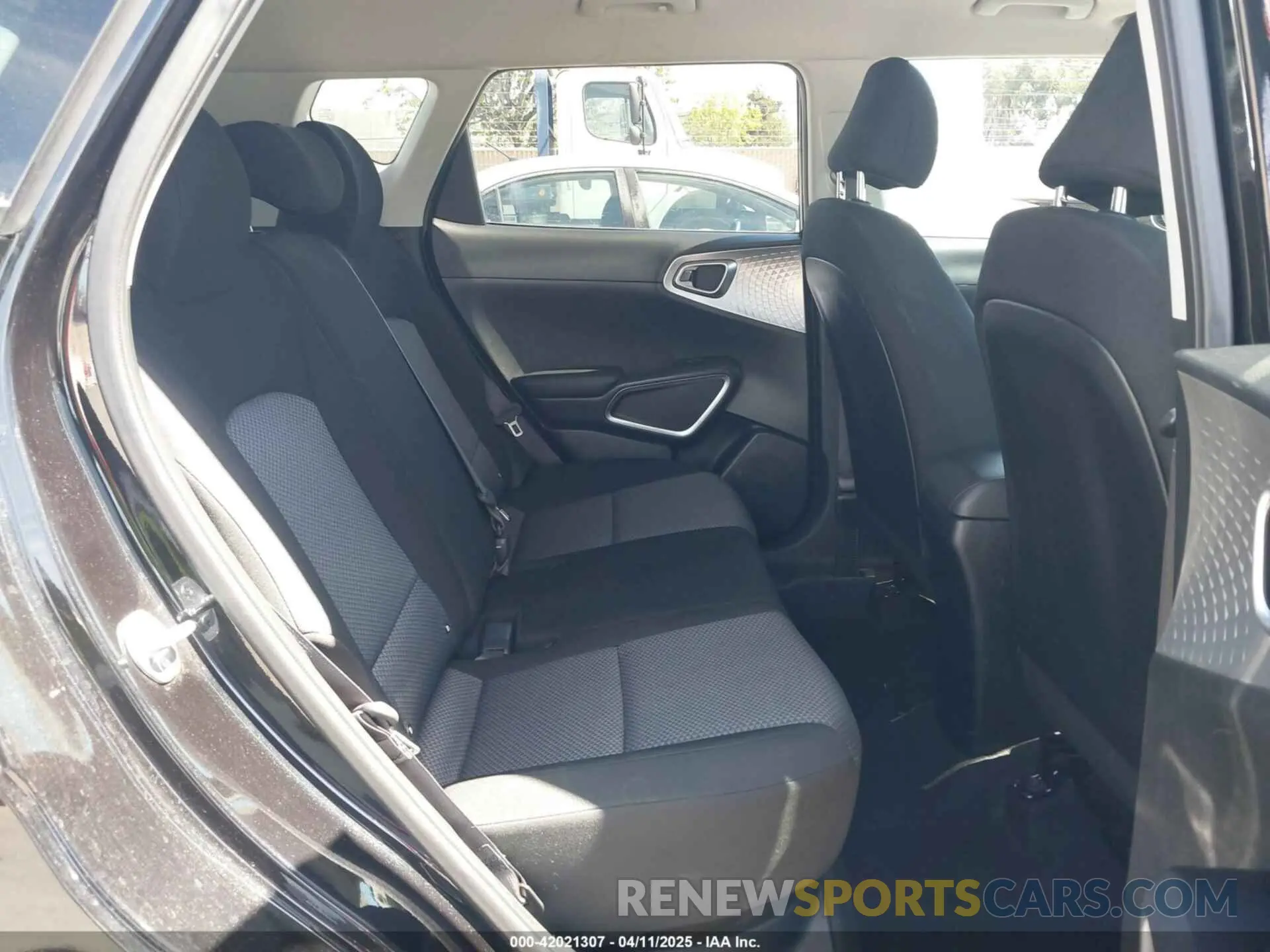 8 fotografías del automóvil dañado KNDJ23AU9P7889125 KIA SOUL 2023