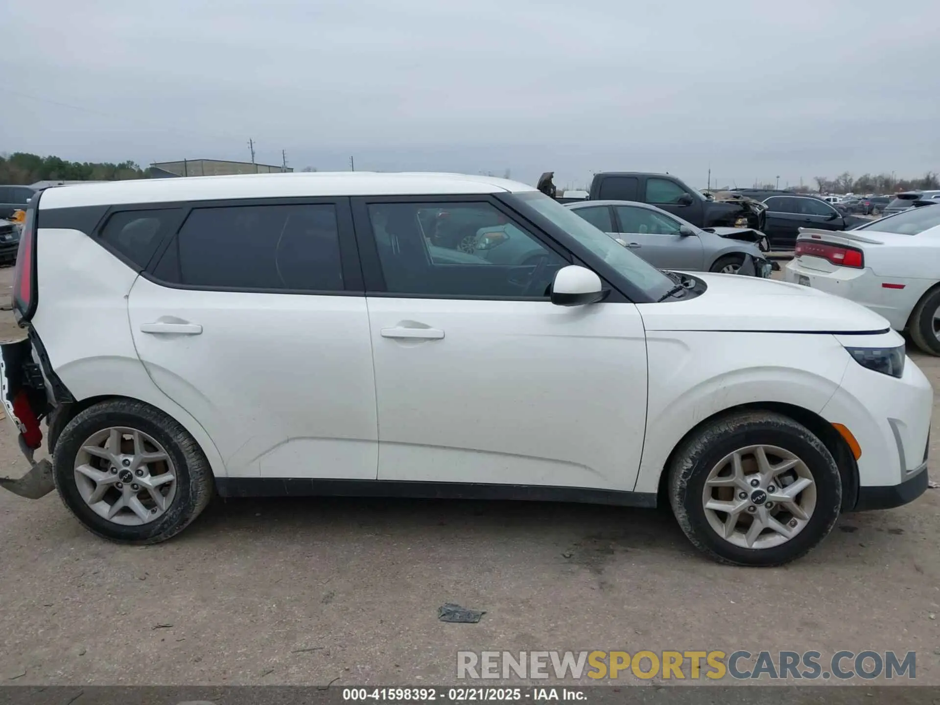 12 fotografías del automóvil dañado KNDJ23AUXP7215033 KIA SOUL 2023