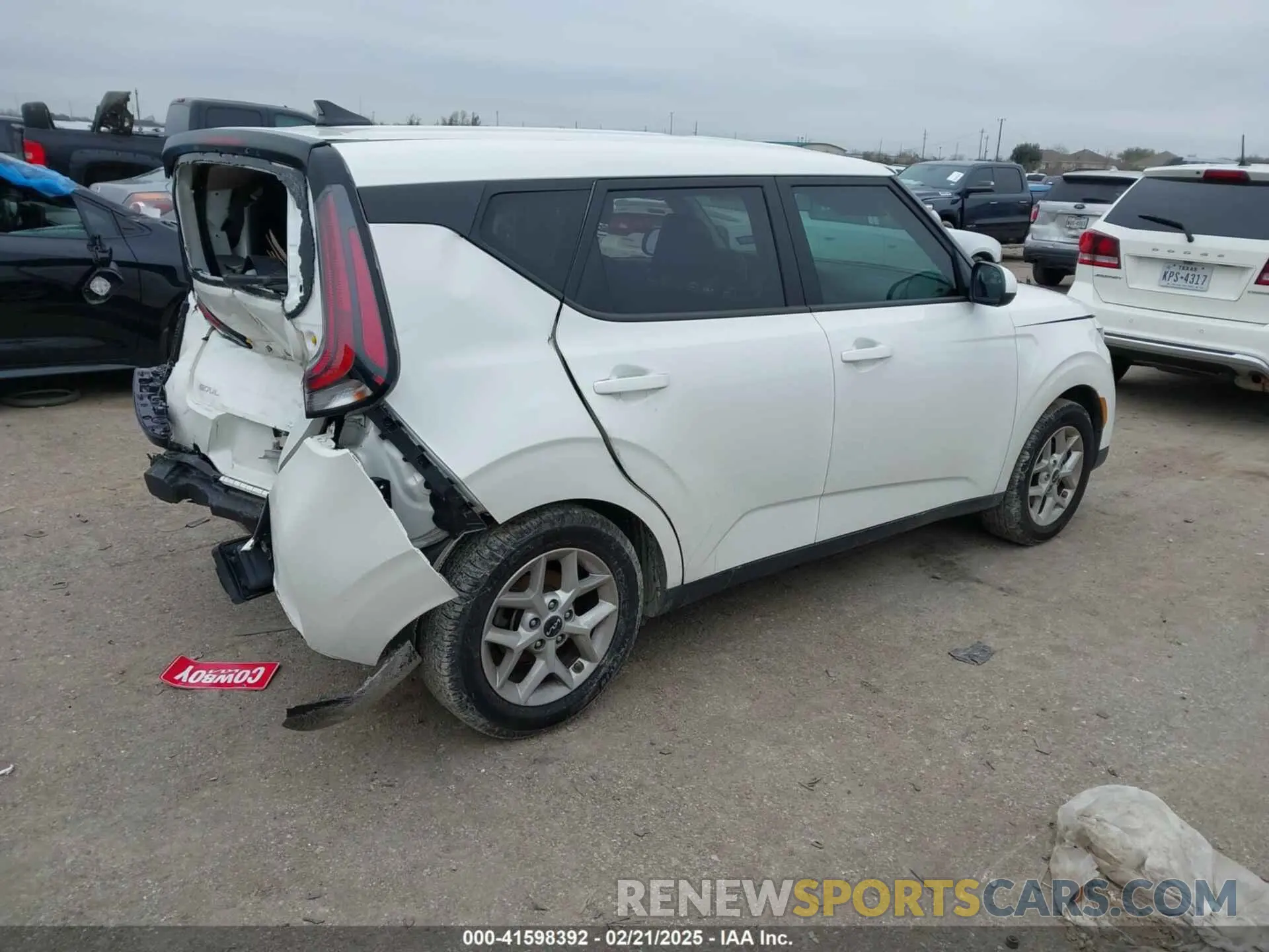 4 fotografías del automóvil dañado KNDJ23AUXP7215033 KIA SOUL 2023