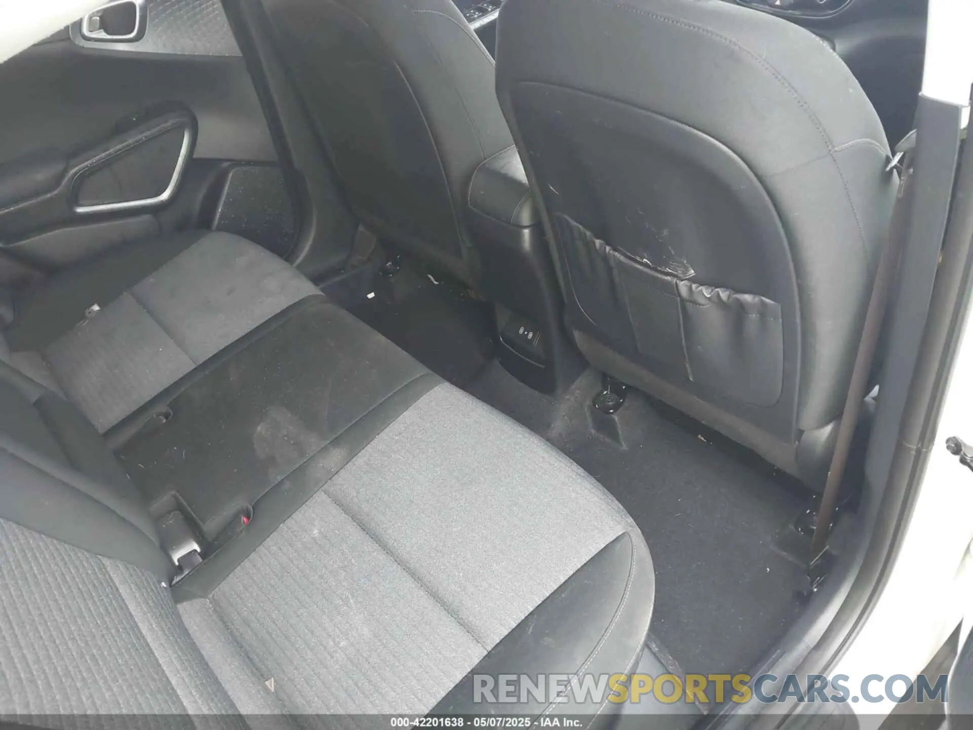 8 fotografías del automóvil dañado KNDJ33AU5P7838976 KIA SOUL 2023