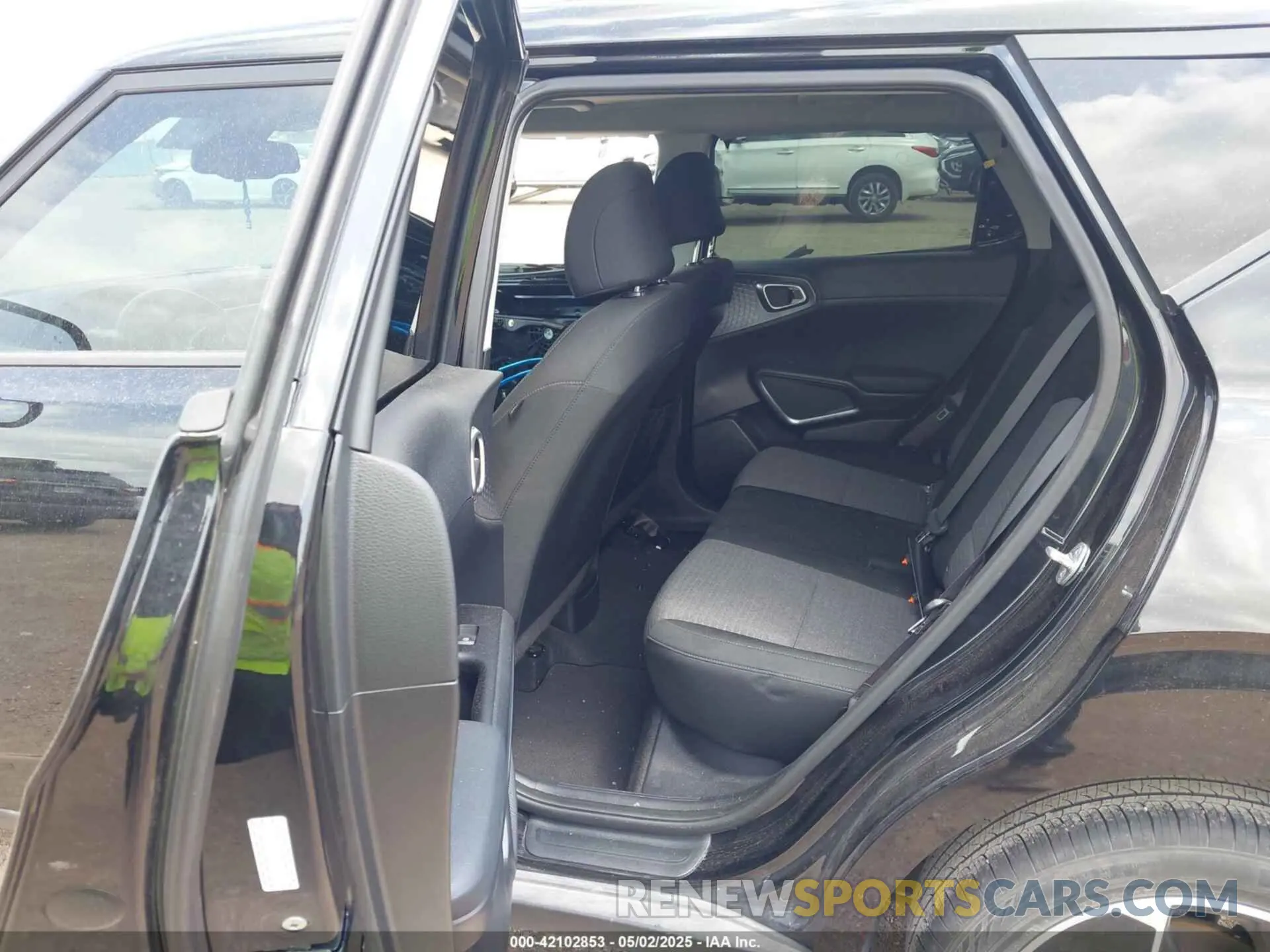 8 fotografías del automóvil dañado KNDJ33AU6P7869041 KIA SOUL 2023