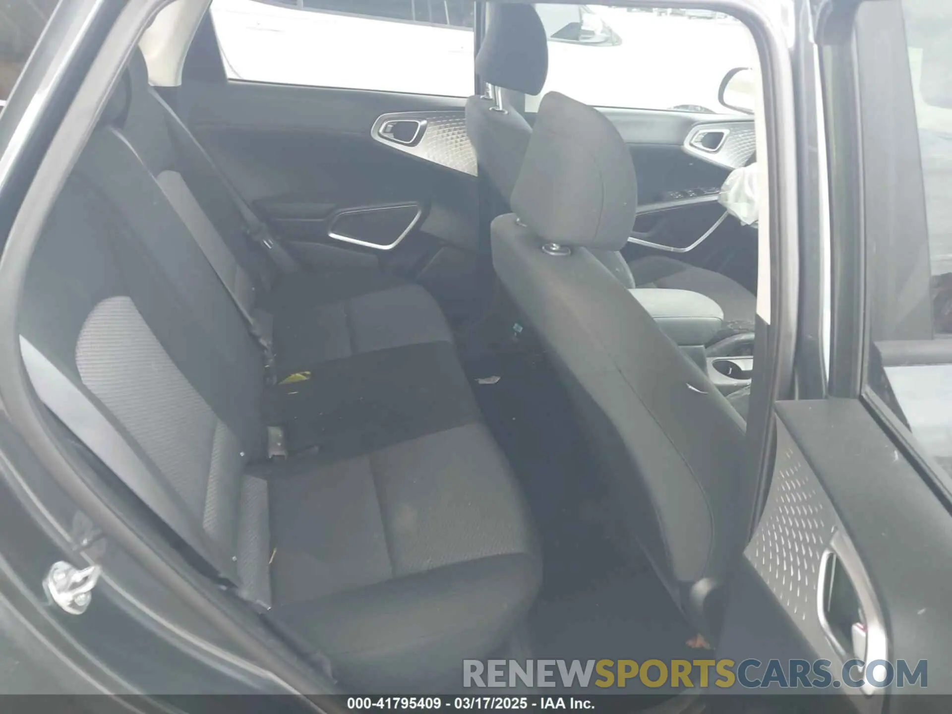 8 fotografías del automóvil dañado KNDJ23AU1R7919964 KIA SOUL 2024