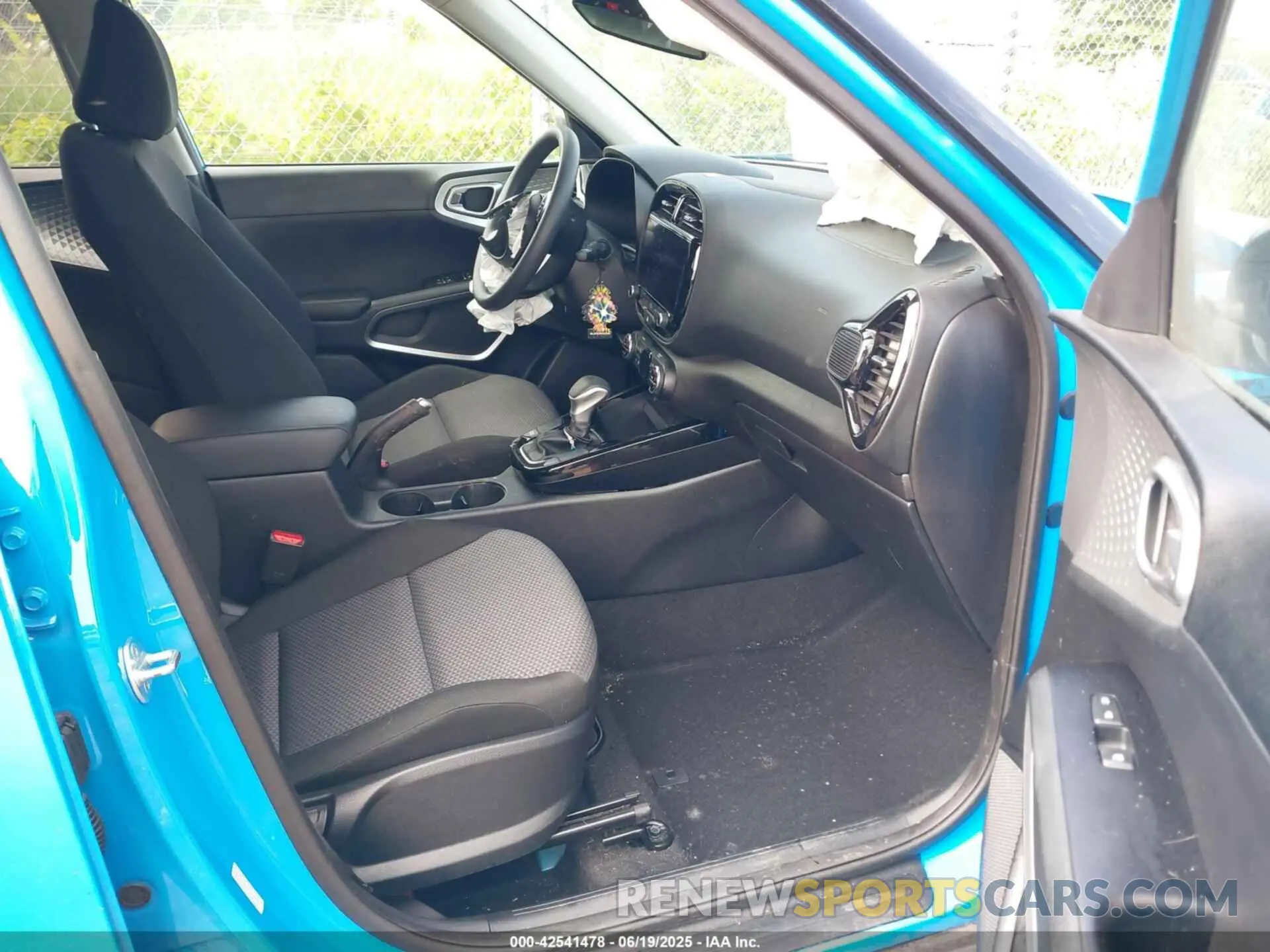 5 fotografías del automóvil dañado KNDJ23AU3R7229648 KIA SOUL 2024
