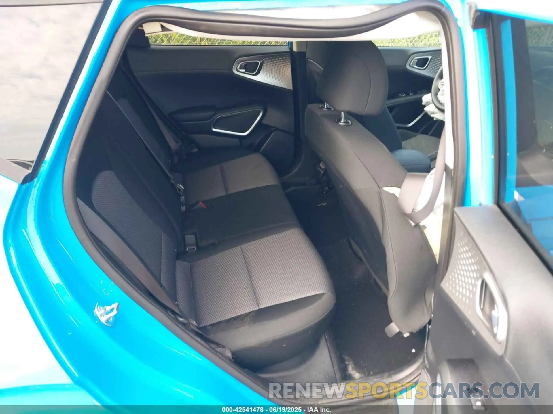 8 fotografías del automóvil dañado KNDJ23AU3R7229648 KIA SOUL 2024