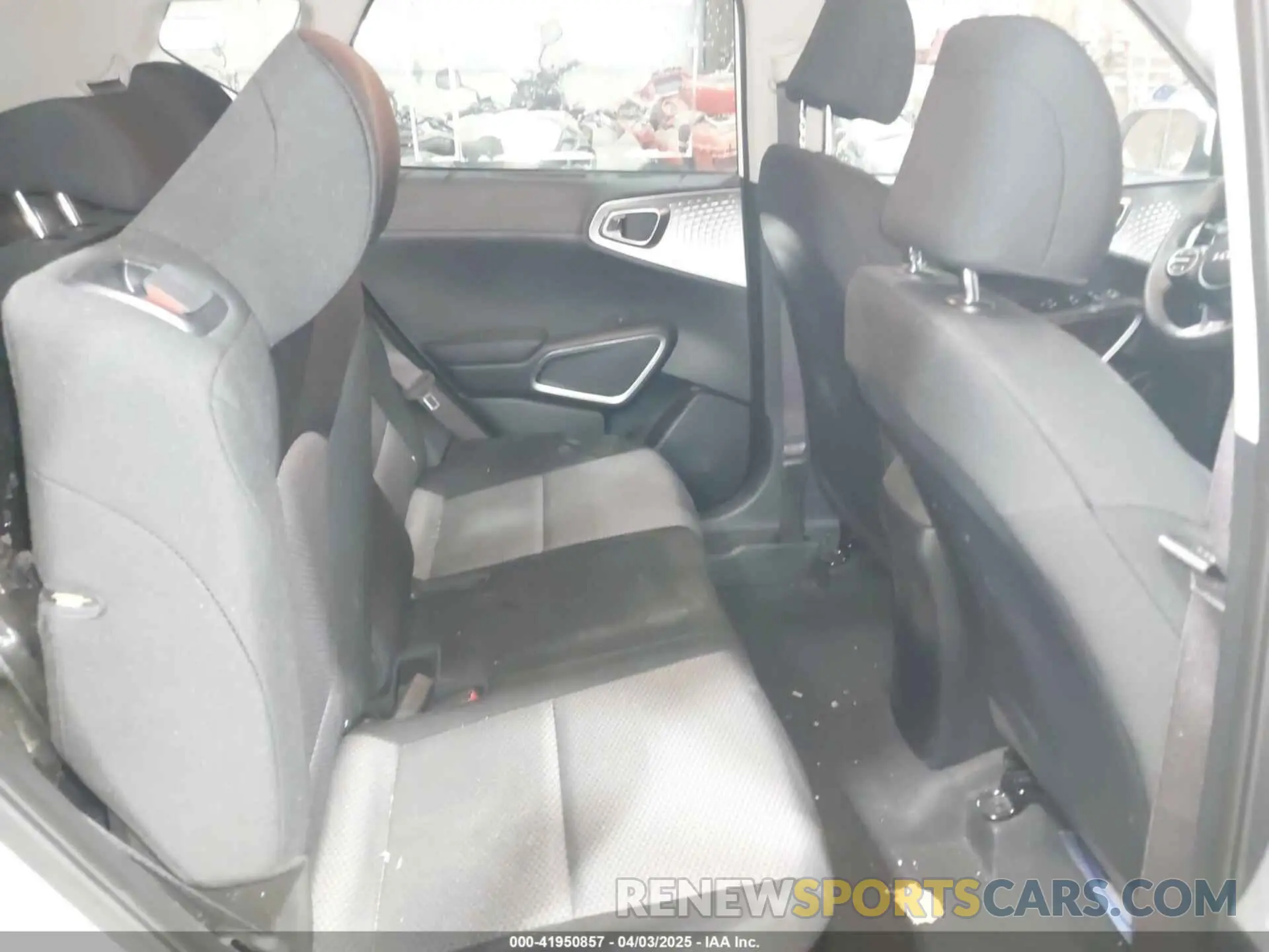 8 fotografías del automóvil dañado KNDJ23AU4R7238035 KIA SOUL 2024