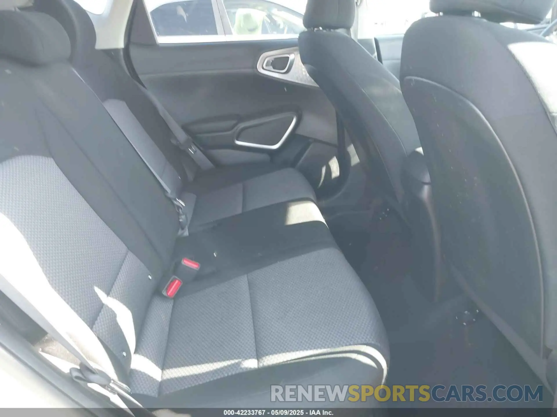 8 fotografías del automóvil dañado KNDJ23AU7R7227529 KIA SOUL 2024