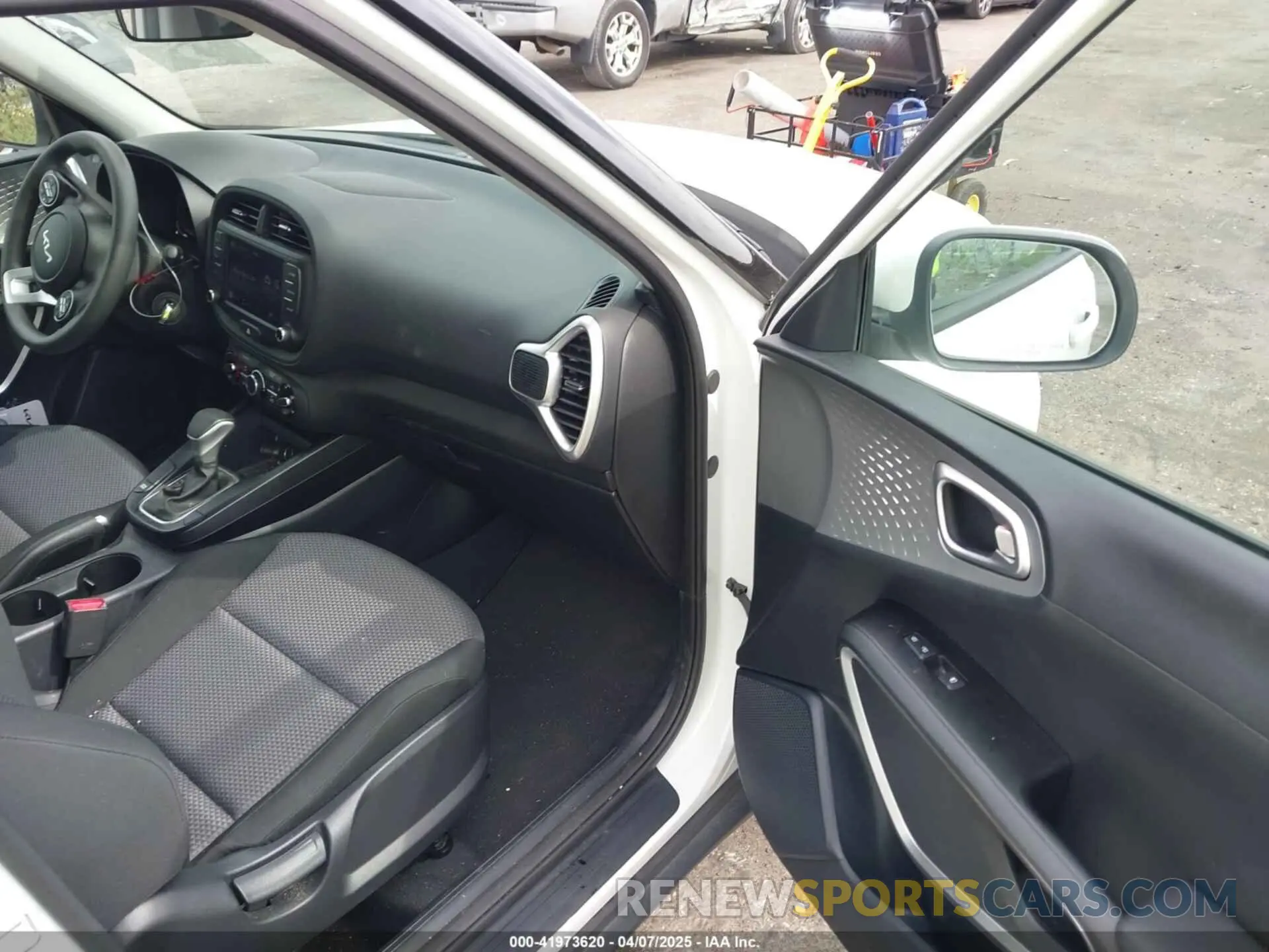 5 fotografías del automóvil dañado KNDJ23AU7R7231211 KIA SOUL 2024