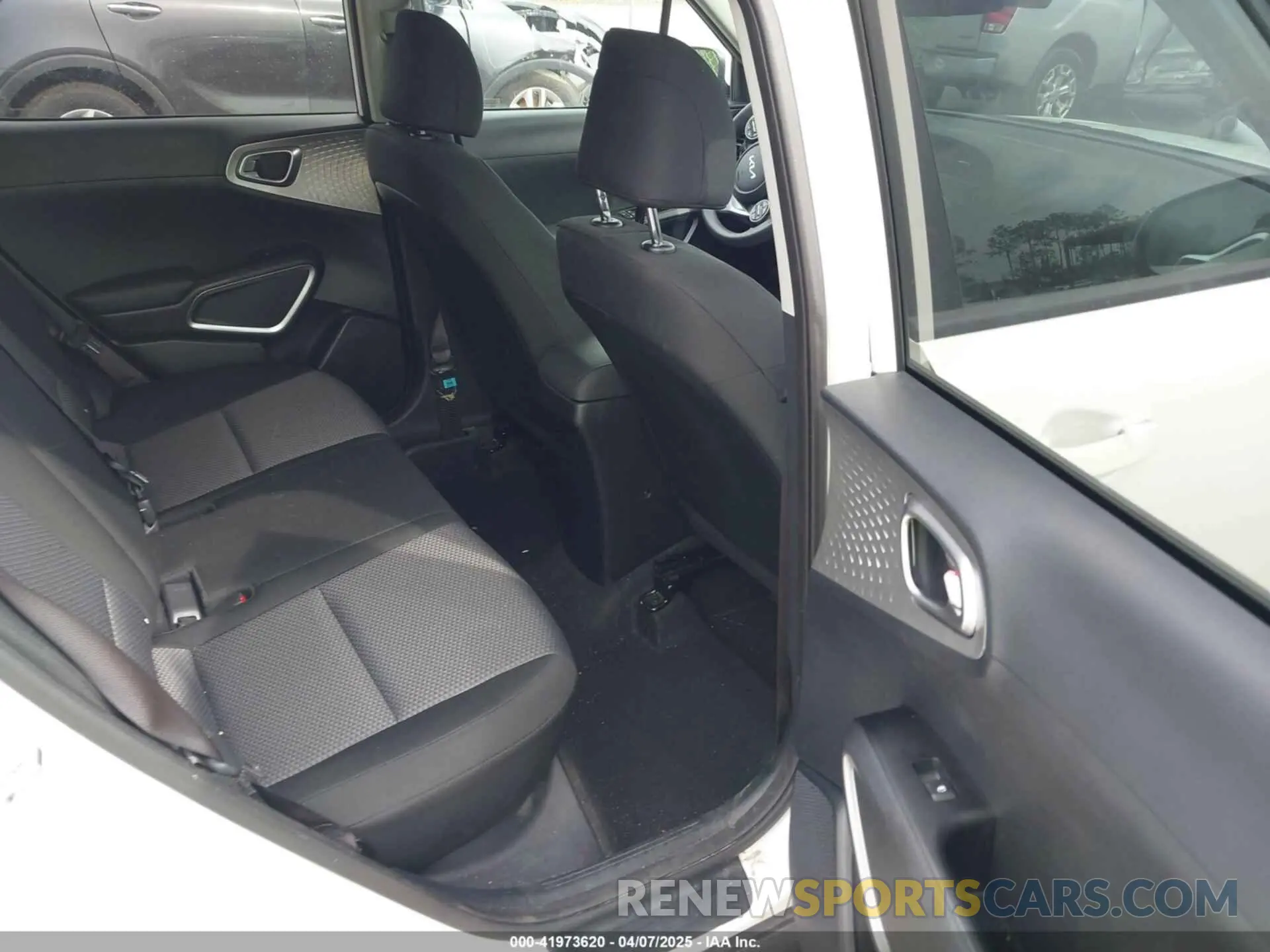 8 fotografías del automóvil dañado KNDJ23AU7R7231211 KIA SOUL 2024