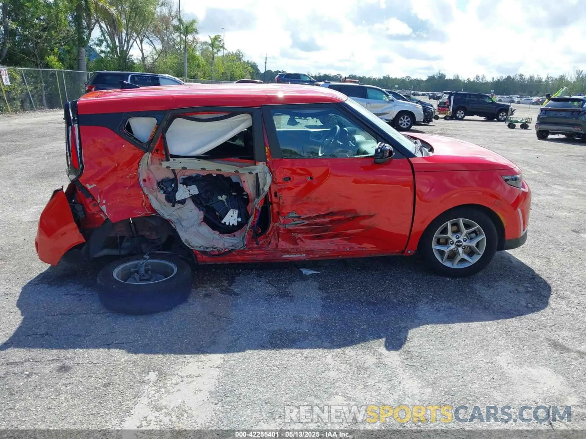 13 fotografías del automóvil dañado KNDJ23AU0S7245537 KIA SOUL 2025