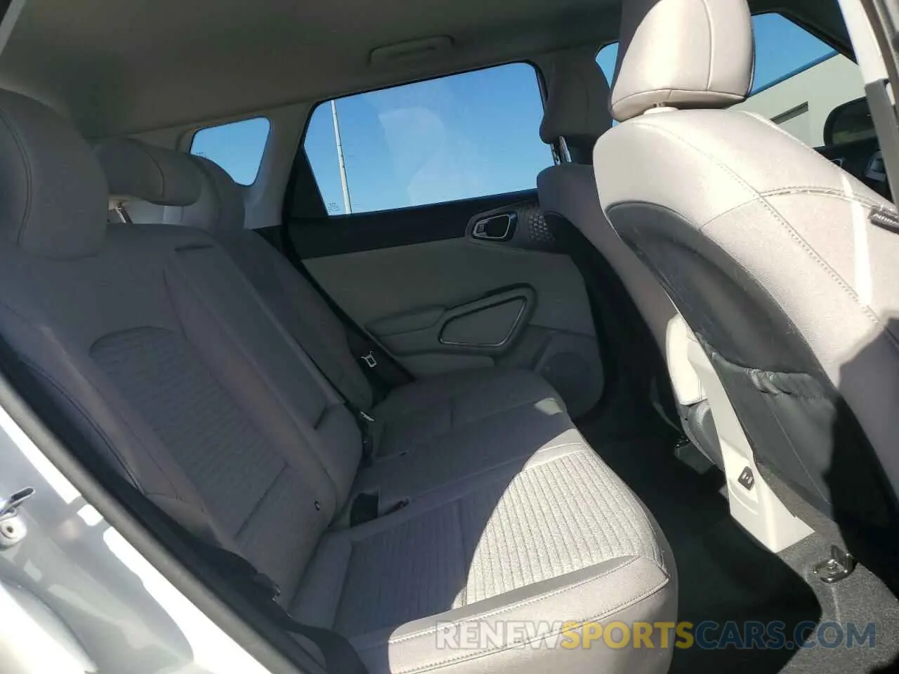 11 fotografías del automóvil dañado KNDJ33AUXS7928813 KIA SOUL 2025