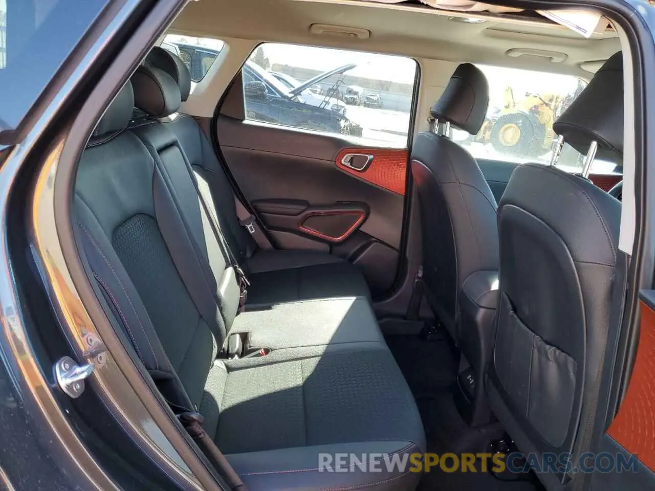 10 fotografías del automóvil dañado KNDJ53AU6S7250281 KIA SOUL 2025