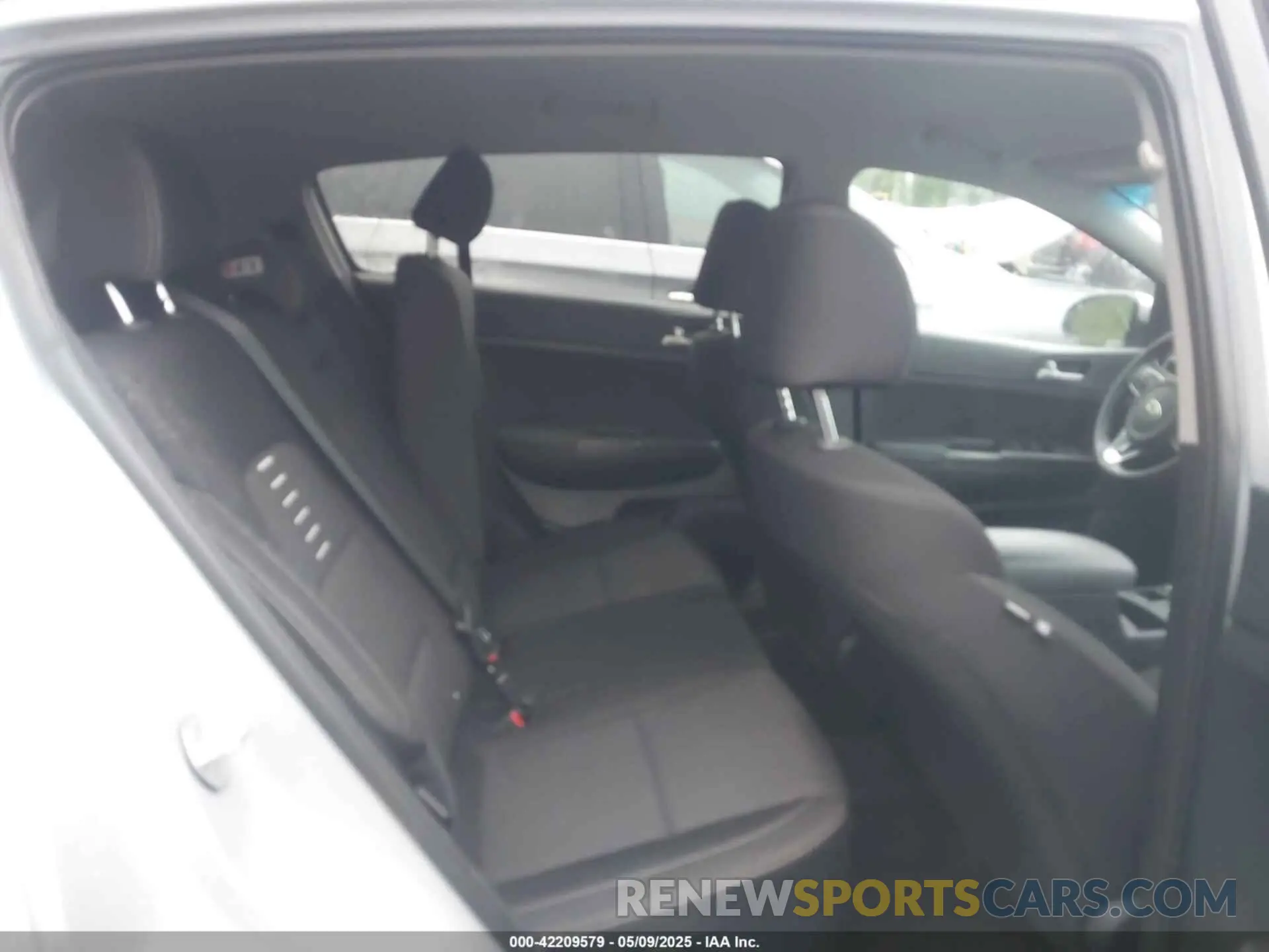 8 fotografías del automóvil dañado KNDPMCAC1K7581368 KIA SPORTAGE 2019