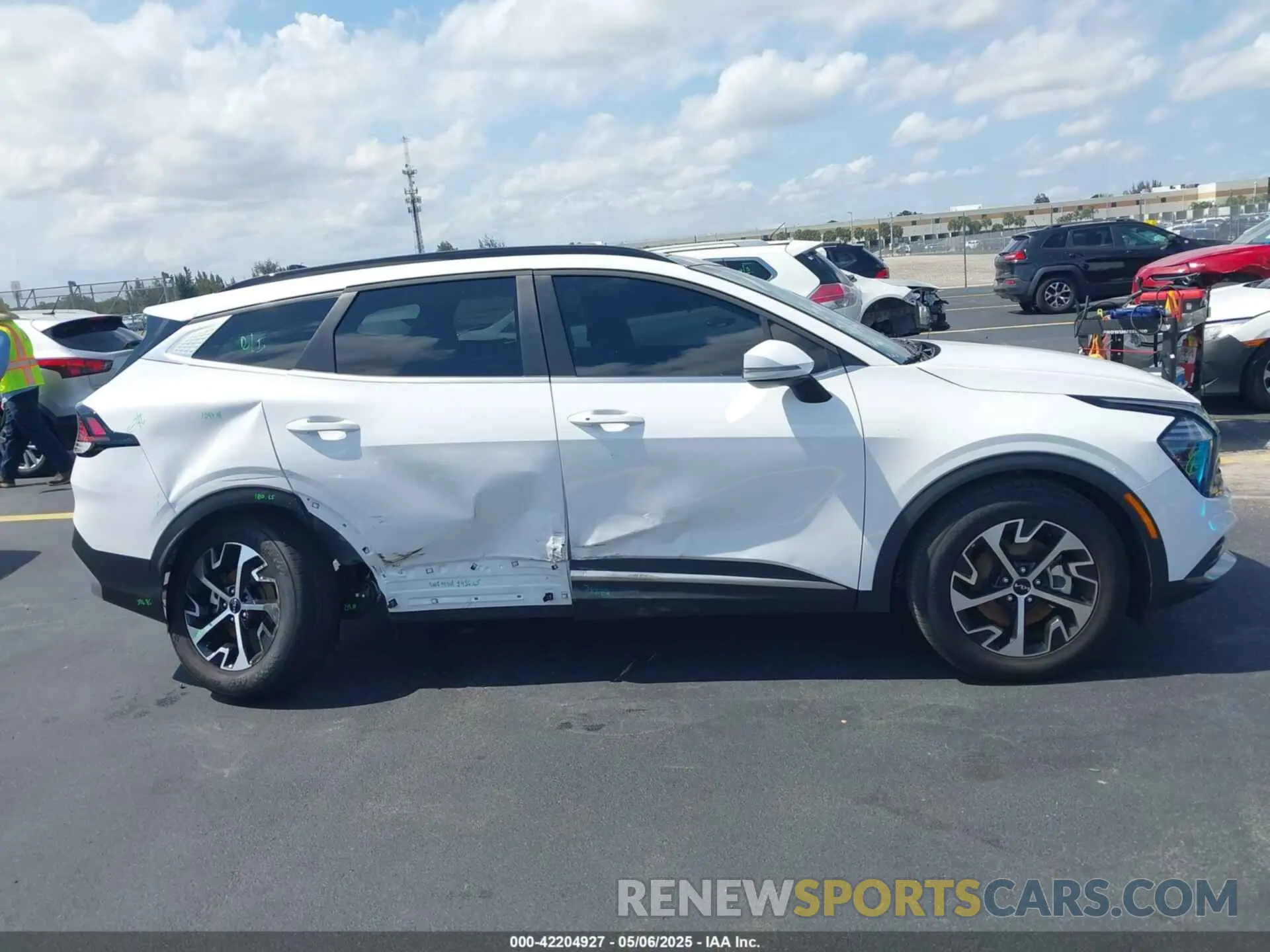 14 fotografías del automóvil dañado 5XYK33DF2SG311085 KIA SPORTAGE 2025