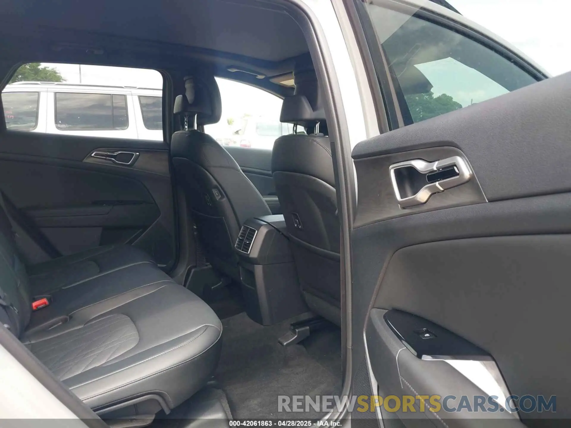8 fotografías del automóvil dañado 5XYK6CDF8SG262594 KIA SPORTAGE 2025