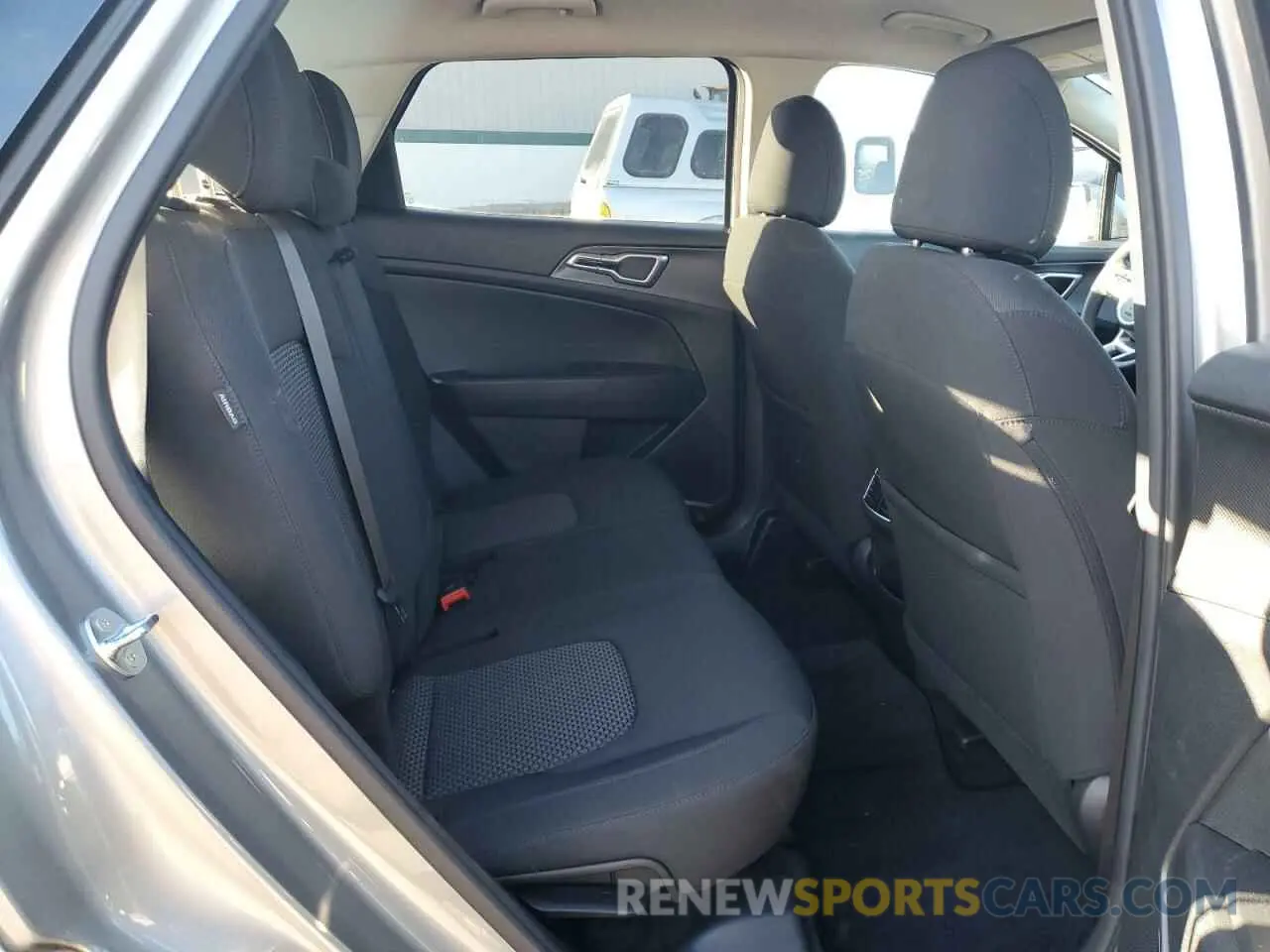 11 fotografías del automóvil dañado KNDPUCDF1S7346992 KIA SPORTAGE 2025