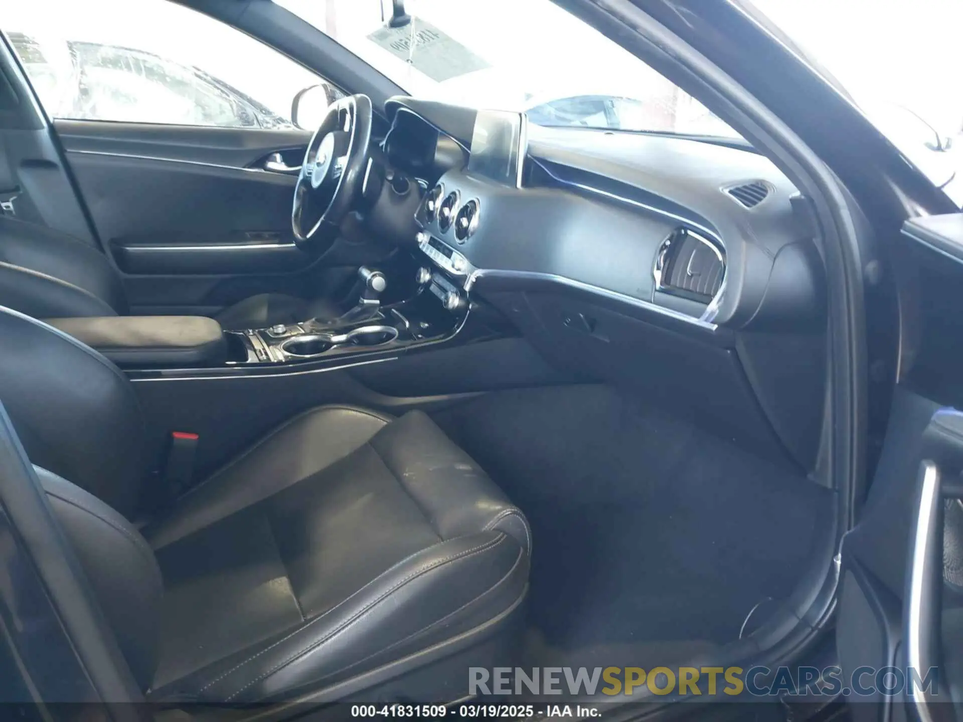 5 fotografías del automóvil dañado KNAE15LA7L6074843 KIA STINGER 2020