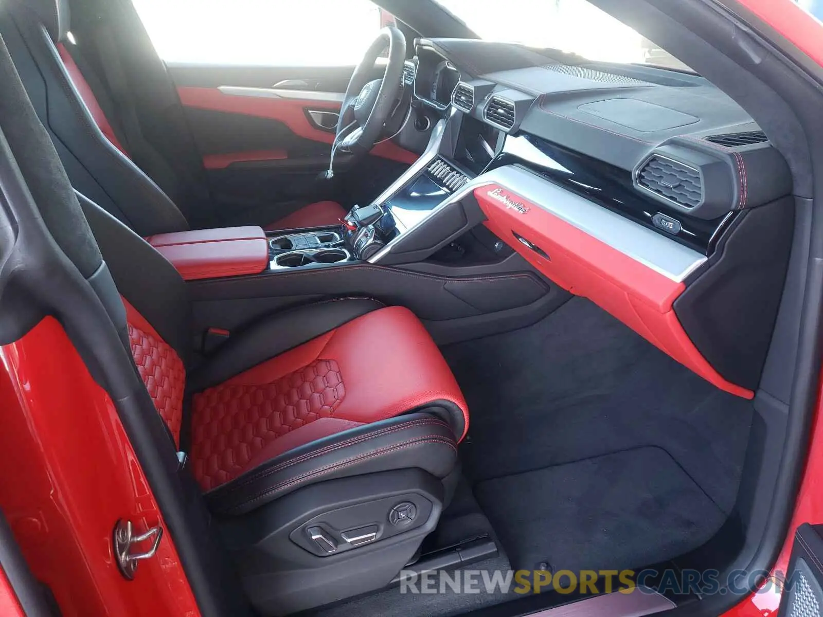 5 fotografías del automóvil dañado ZPBUA1ZL8KLA01103 LAMBORGHINI URUS 2019