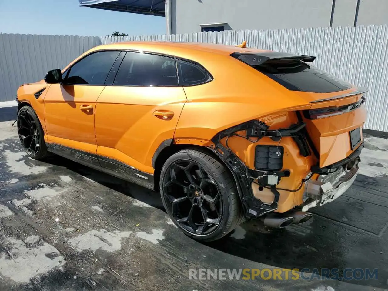 2 fotografías del automóvil dañado ZPBUC3ZL7PLA26958 LAMBORGHINI URUS PERFO 2023