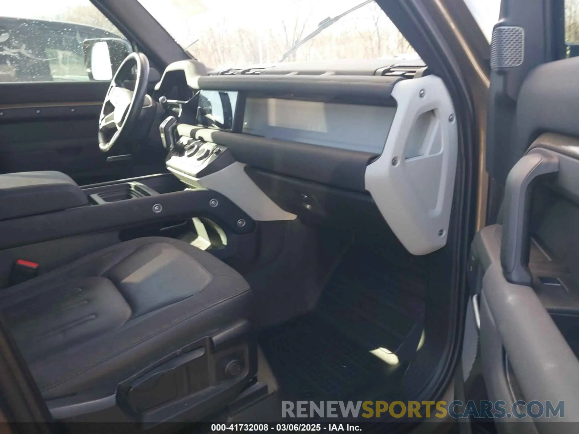 5 fotografías del automóvil dañado SALEJERX5M2041372 LAND ROVER DEFENDER 2021