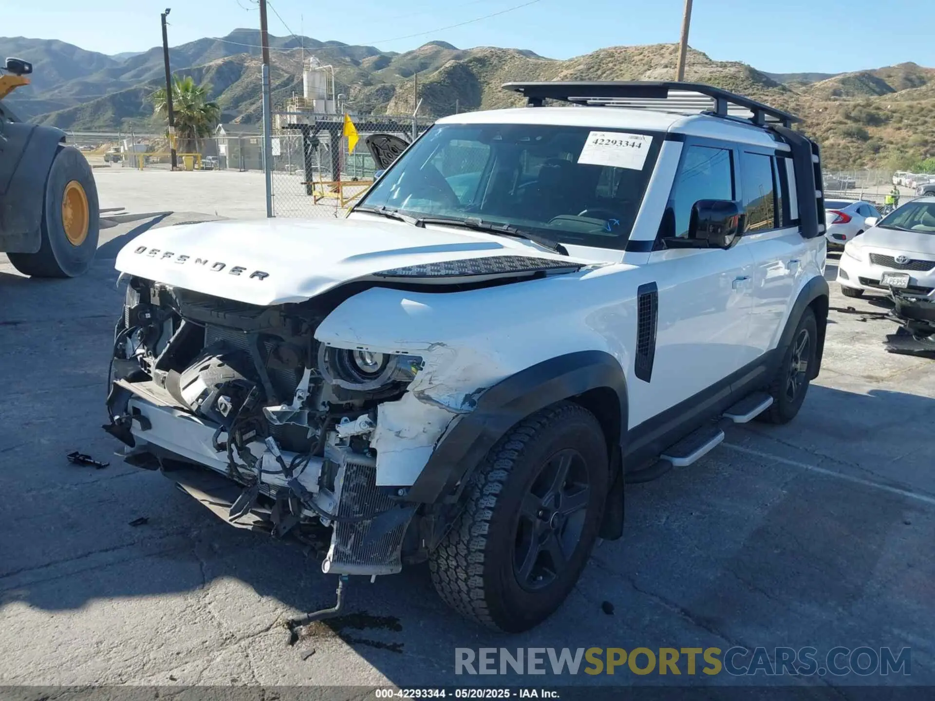 2 fotografías del automóvil dañado SALEJ7EX8P2110657 LAND ROVER DEFENDER 2023