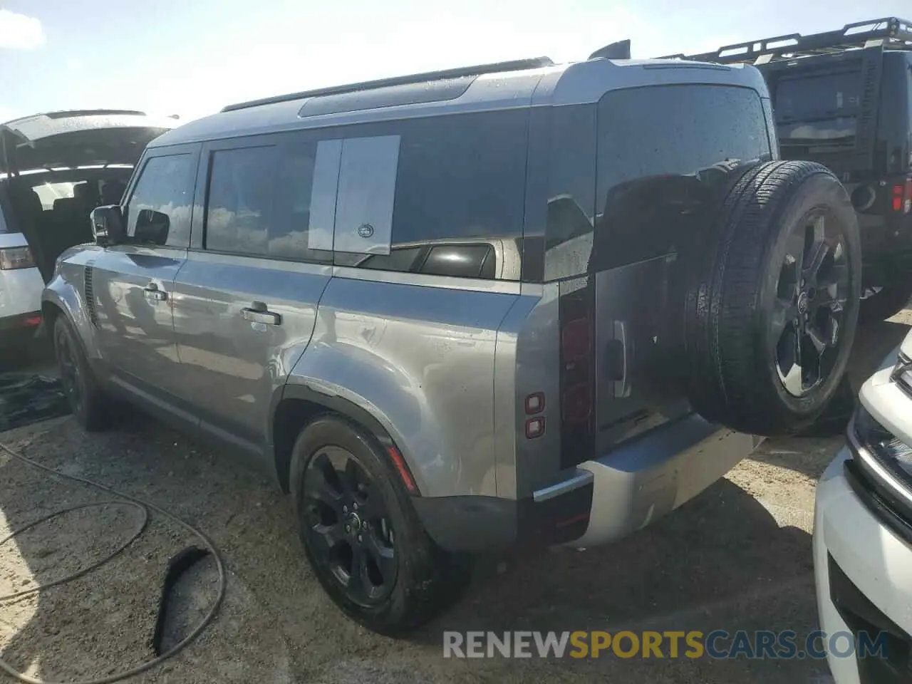 2 fotografías del automóvil dañado SALEP7EU5P2215127 LAND ROVER DEFENDER 2023