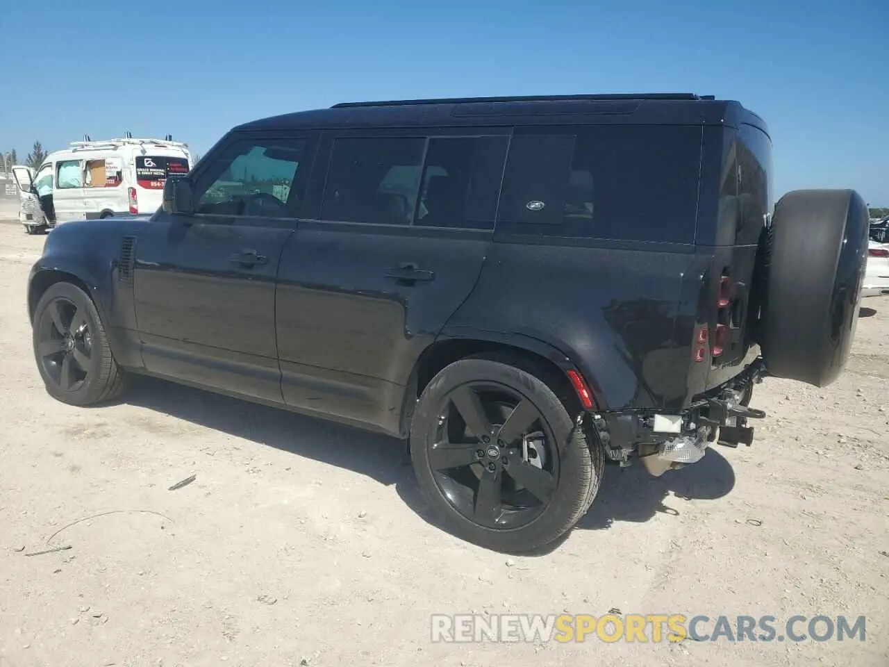 2 fotografías del automóvil dañado SALE27EU2R2351734 LAND ROVER DEFENDER 2024