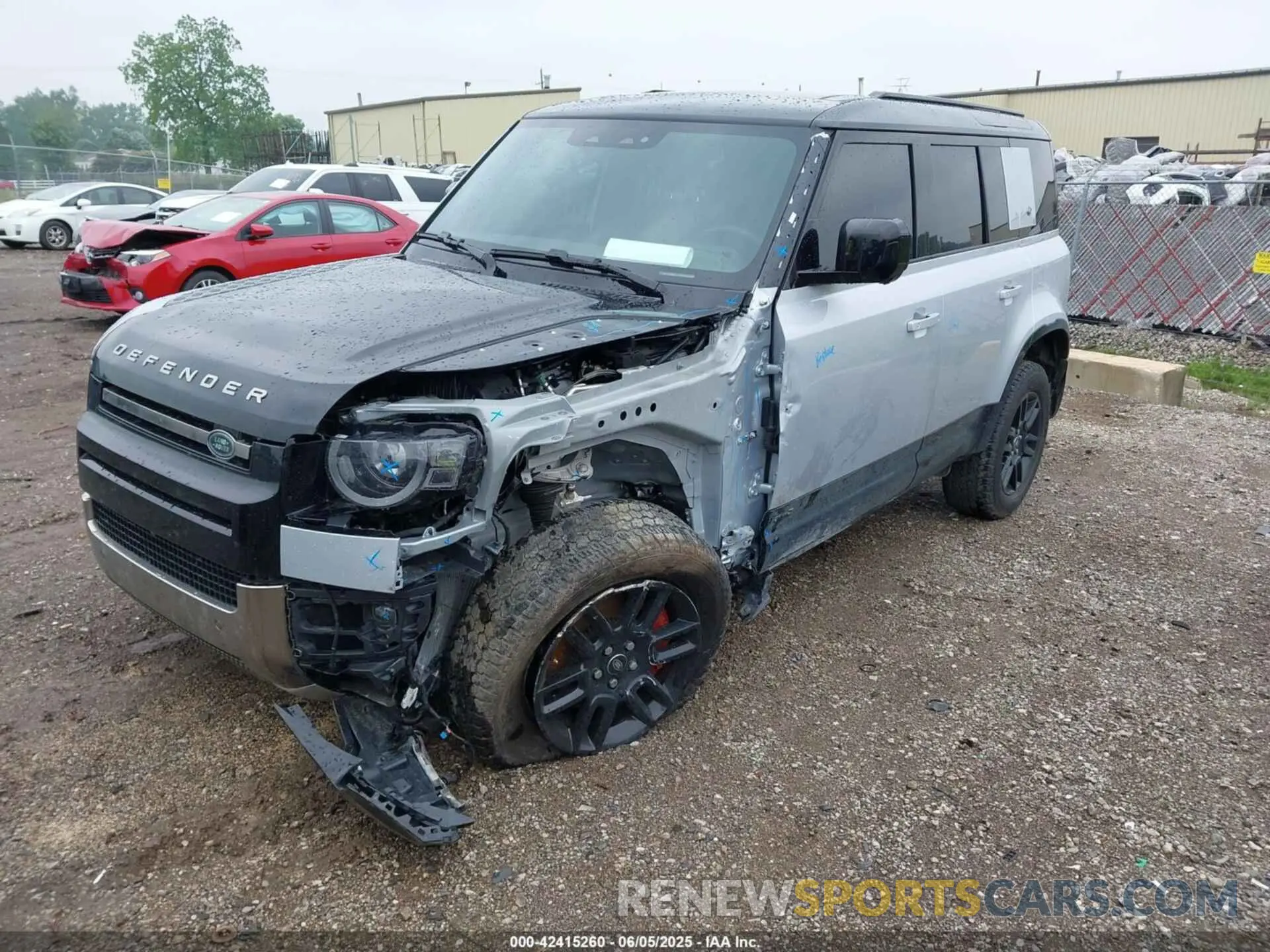 2 fotografías del automóvil dañado SALEX7EU3R2271831 LAND ROVER DEFENDER 2024